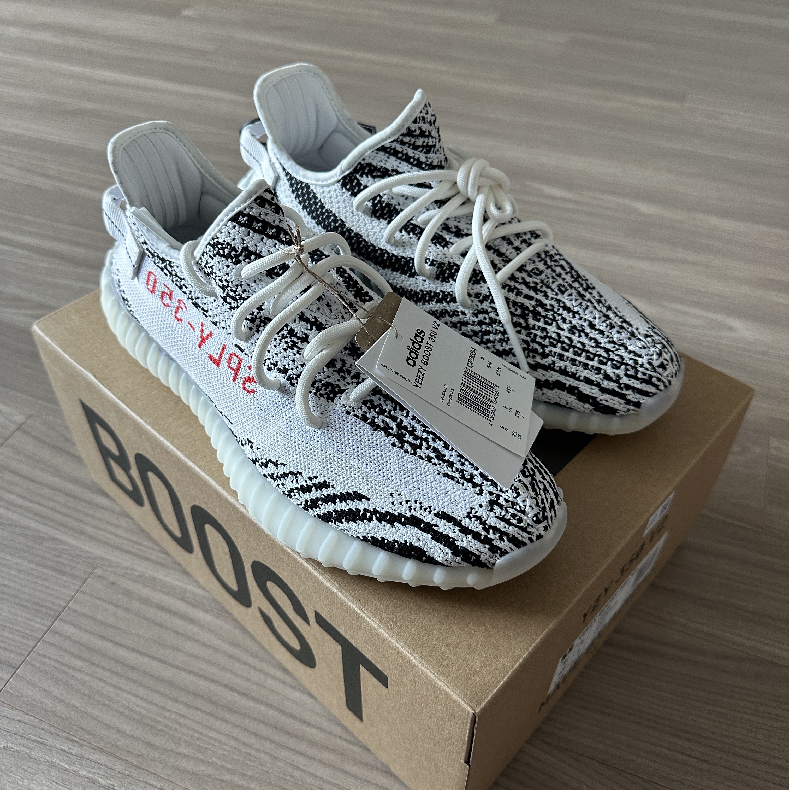 Adidas Yeezy Boost 350 V2 Zebra 2022/2023 착용 스타일 - 2