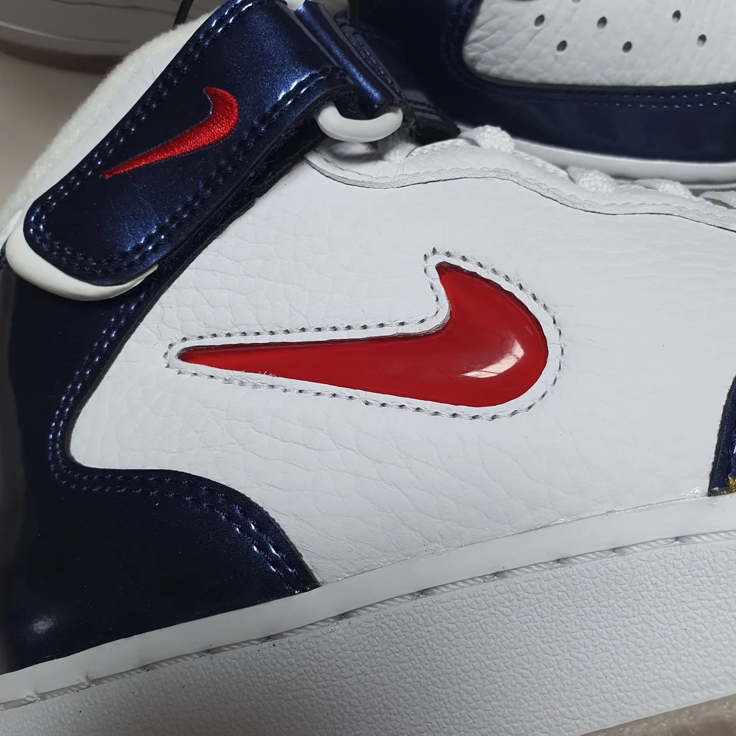 Nike Air Force 1 Mid QS University Red and Midnight Navy 착용 스타일 - 4