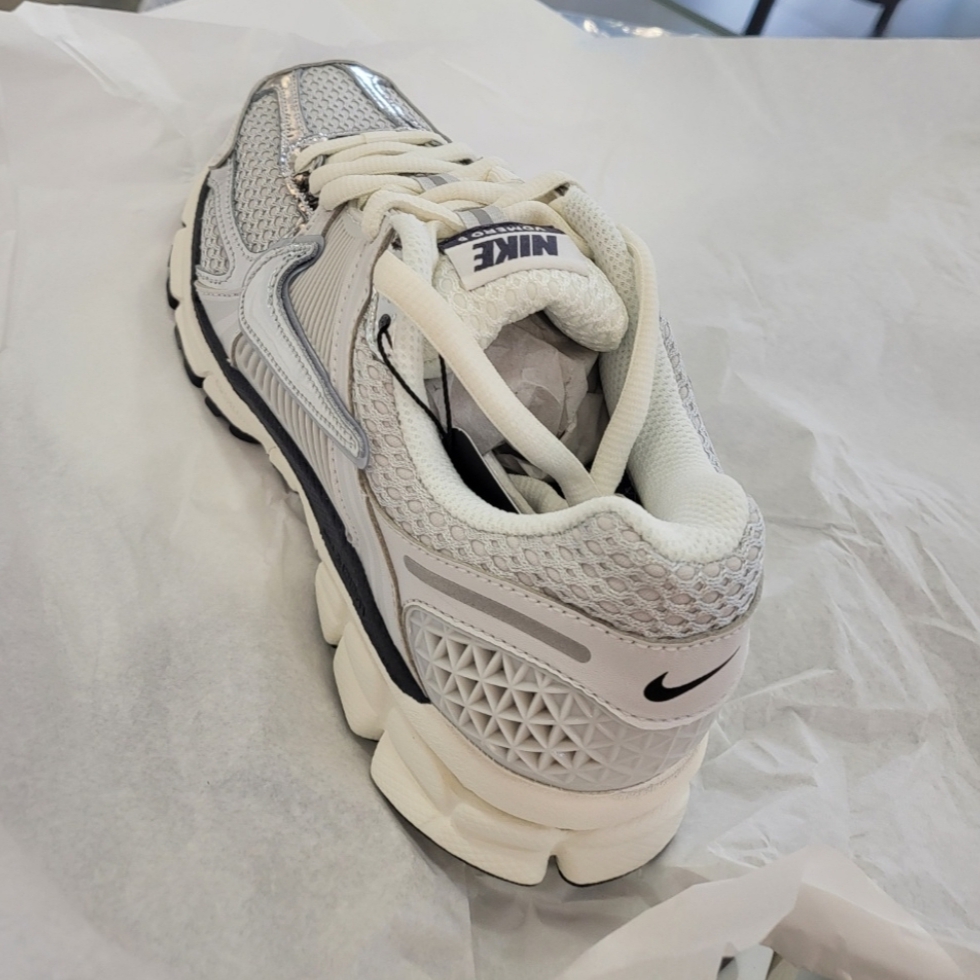 (W) Nike Zoom Vomero 5 Photon Dust and Metallic Silver 착용 스타일