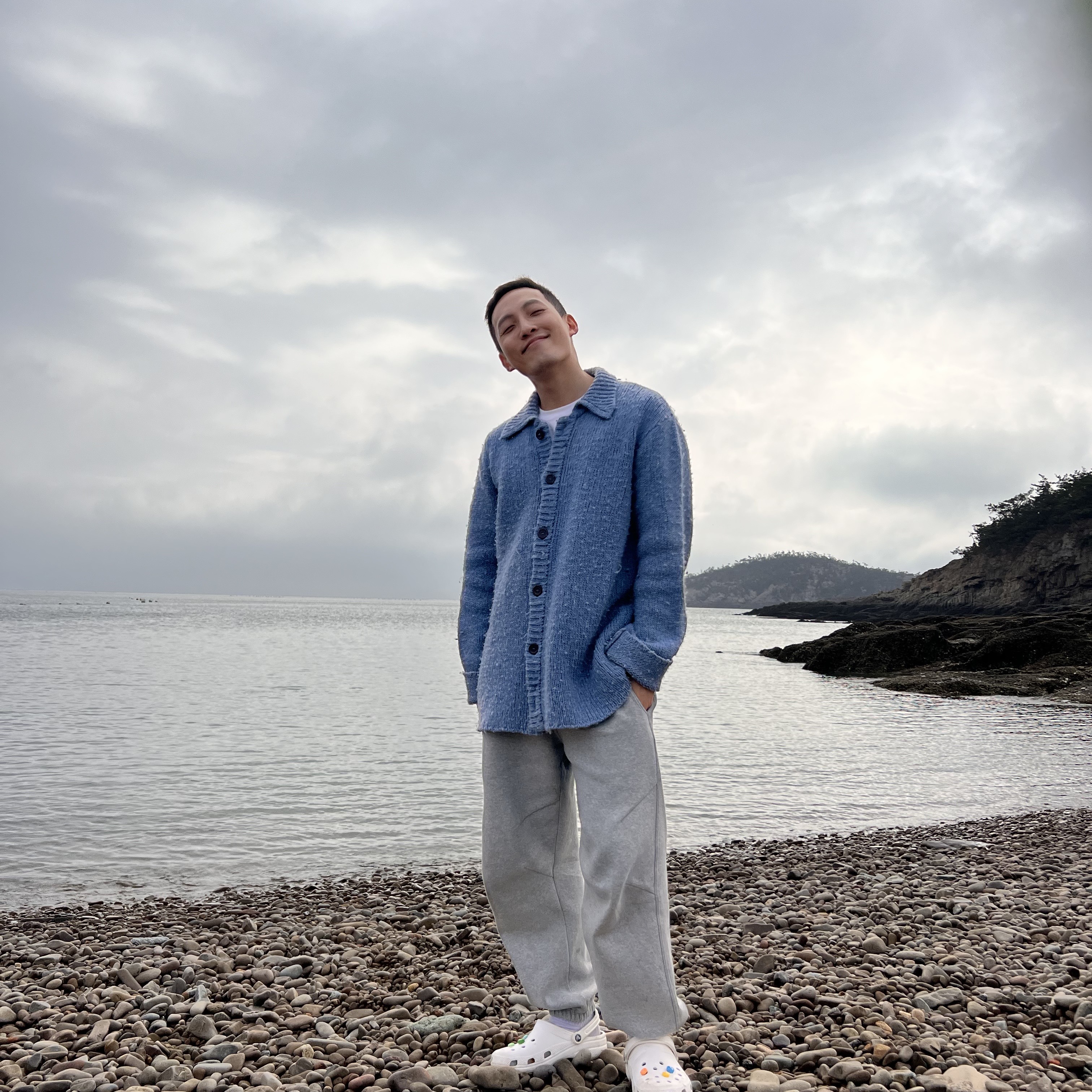 Our Legacy Big Cardigan Funky Acrylic Blue, Crocs Classic Clog White 착용 스타일