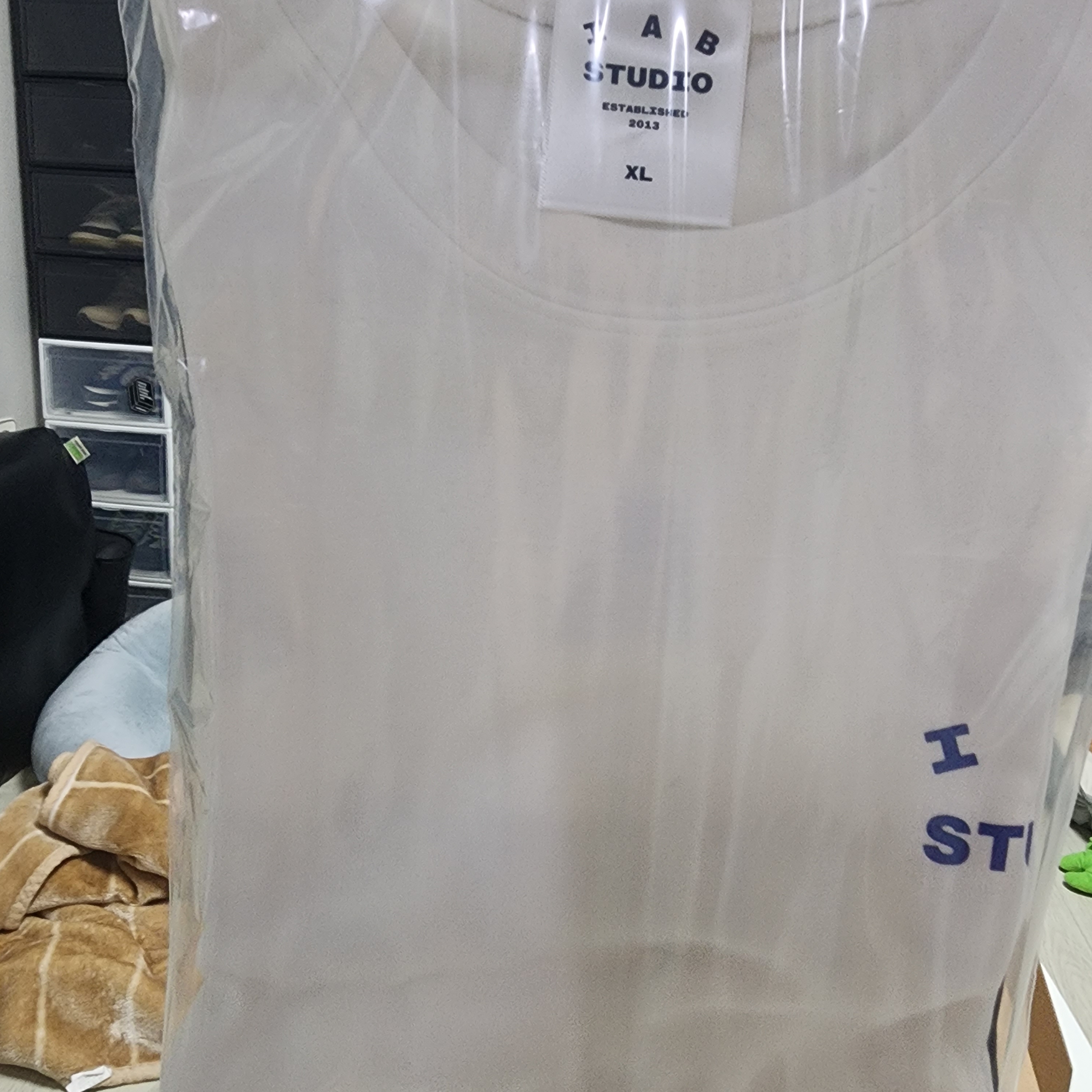 IAB Studio 10th Anniversary T-Shirts Pack White & Black (2 Pack) 착용 스타일 - 2