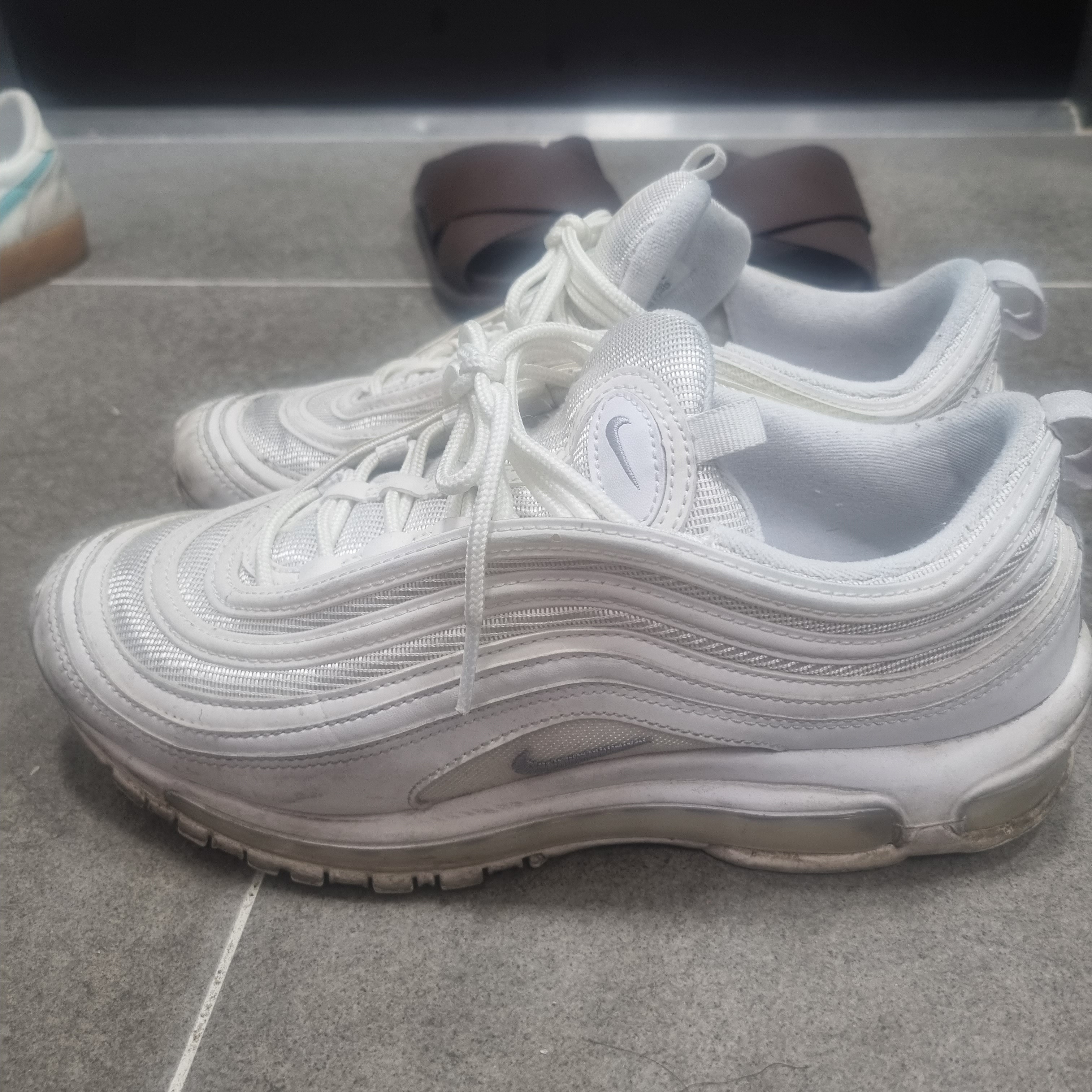 (W) Nike Air Max 97 White Pure Platinum, Nike Air Max 97 Triple White Wolf Grey 착용 스타일 - 2