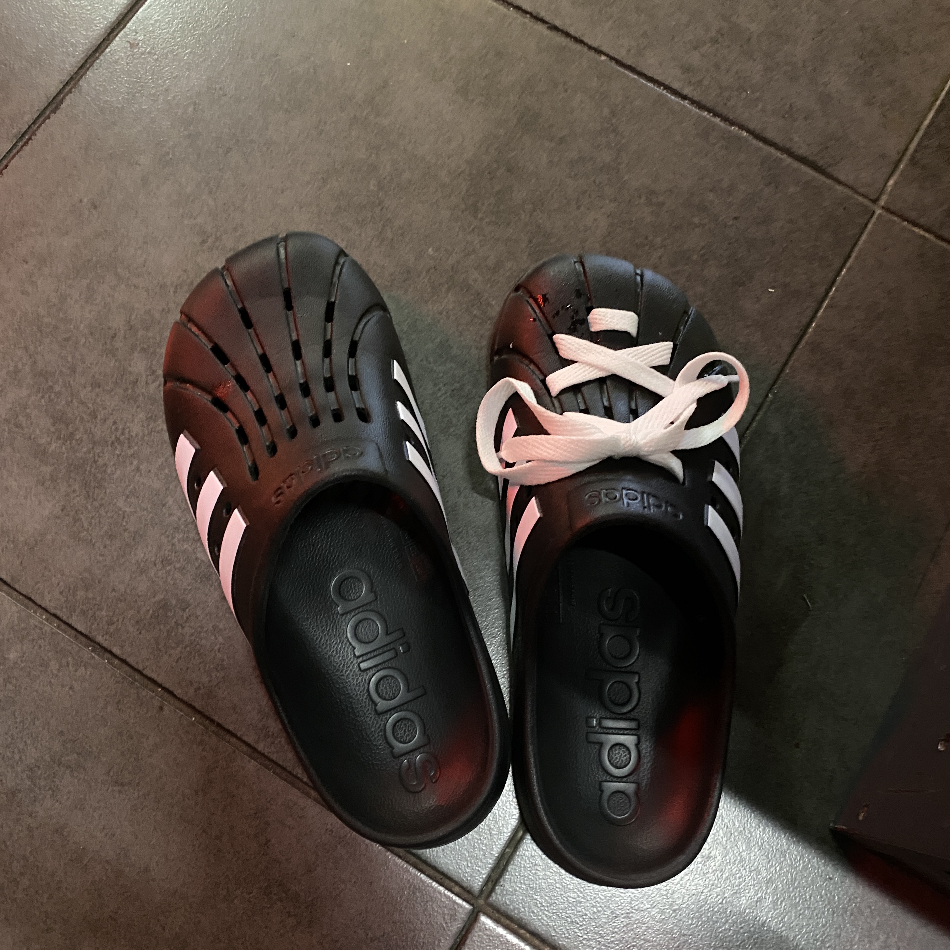 Adidas Adilette Clog Black White 착용 스타일