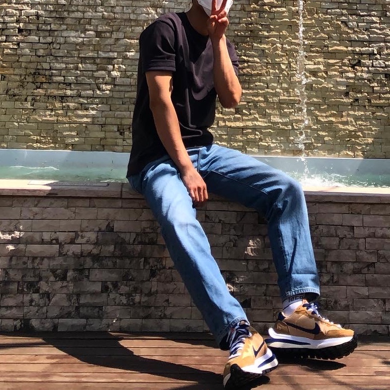 Nike x Sacai VaporWaffle Sesame and Blue Void 착용 스타일