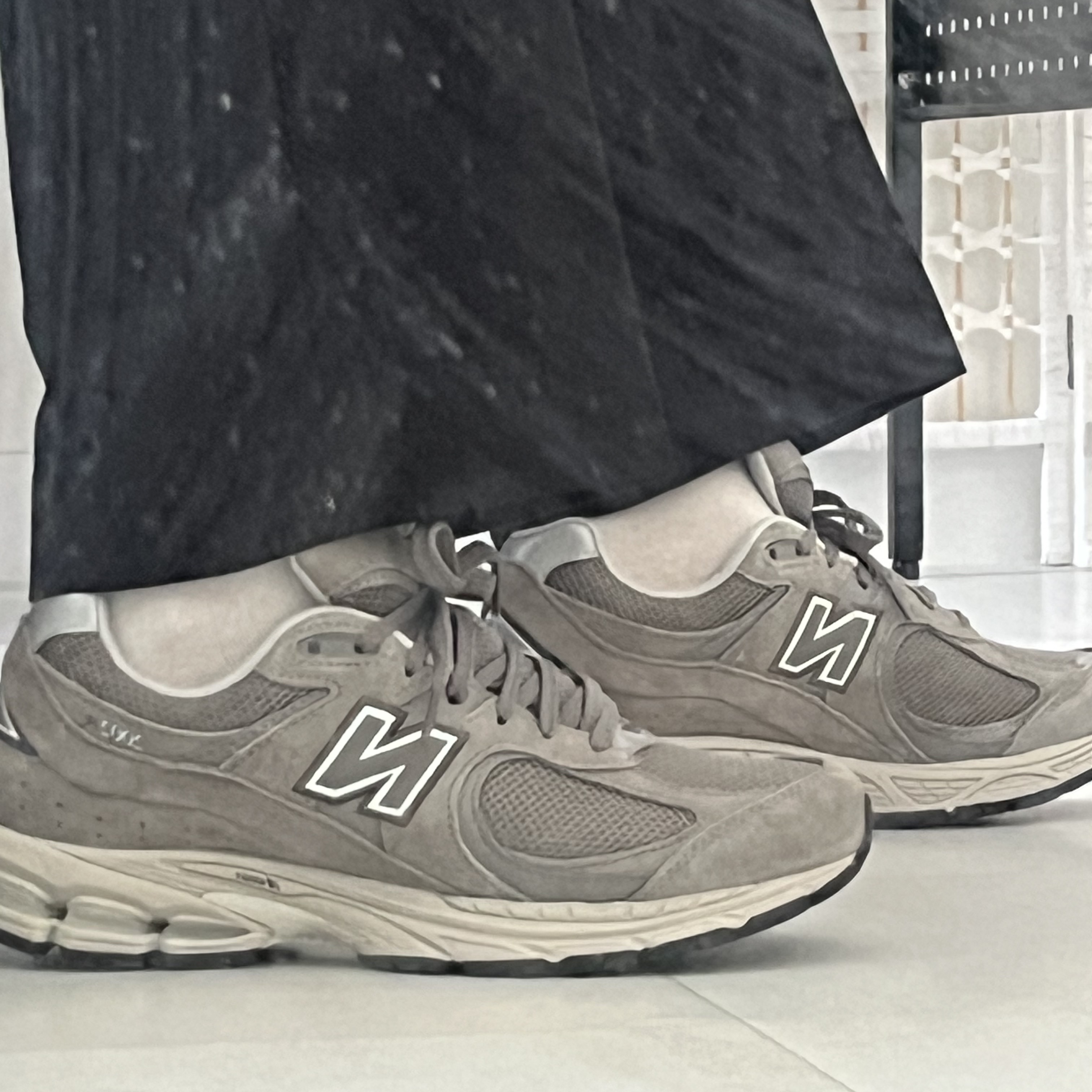 New Balance 2002R Grey 착용 스타일 - 2