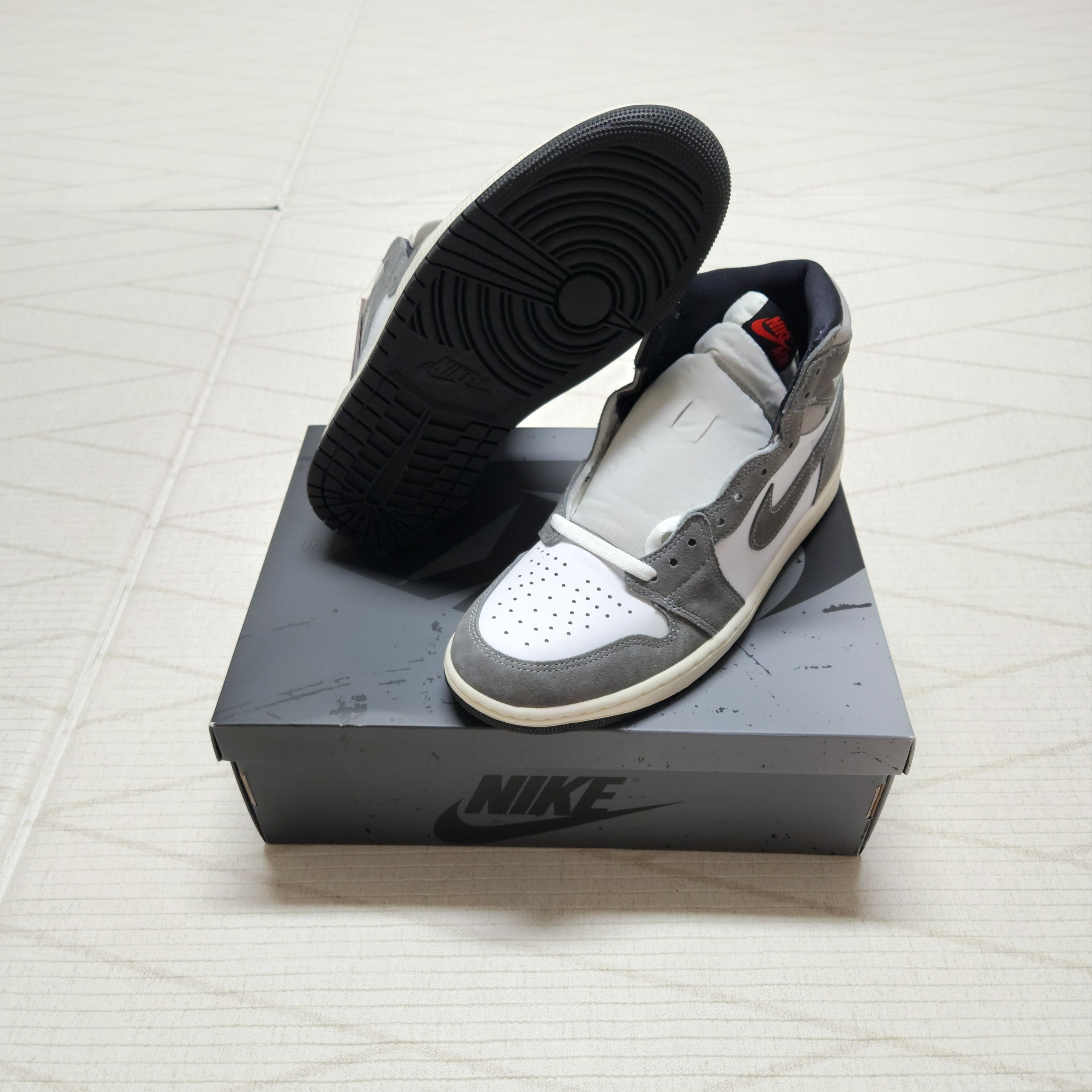 Jordan 1 Retro High OG Black and Smoke Grey 착용 스타일 - 2
