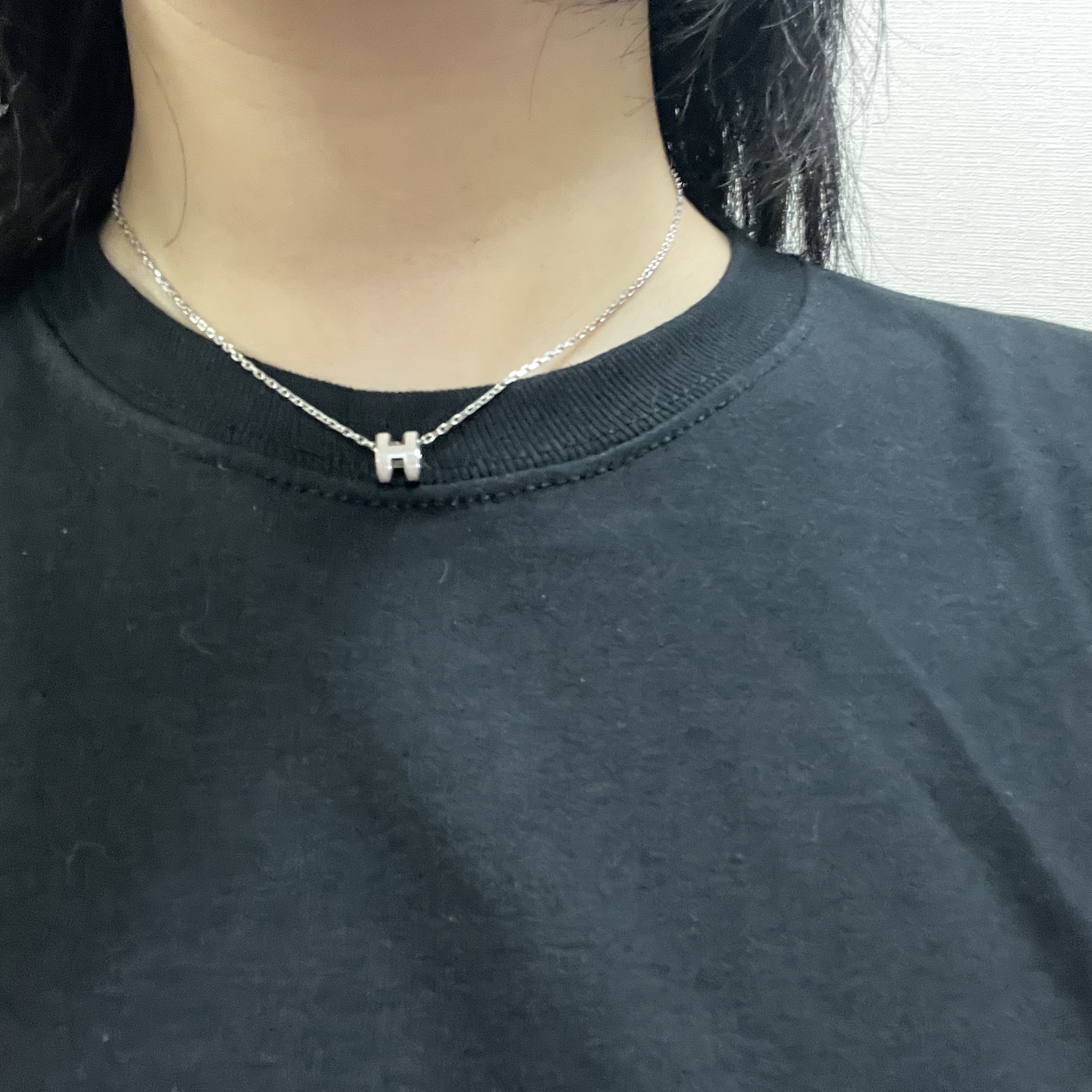 (W) Hermes Mini Pop H Pendant Palladium & Marron Glace 착용 스타일 - 2