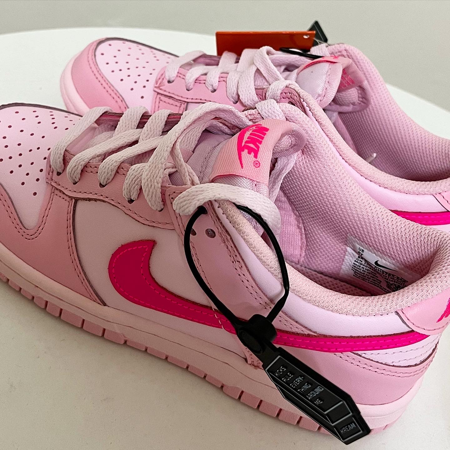 (GS) Nike Dunk Low Triple Pink 착용 스타일 - 1
