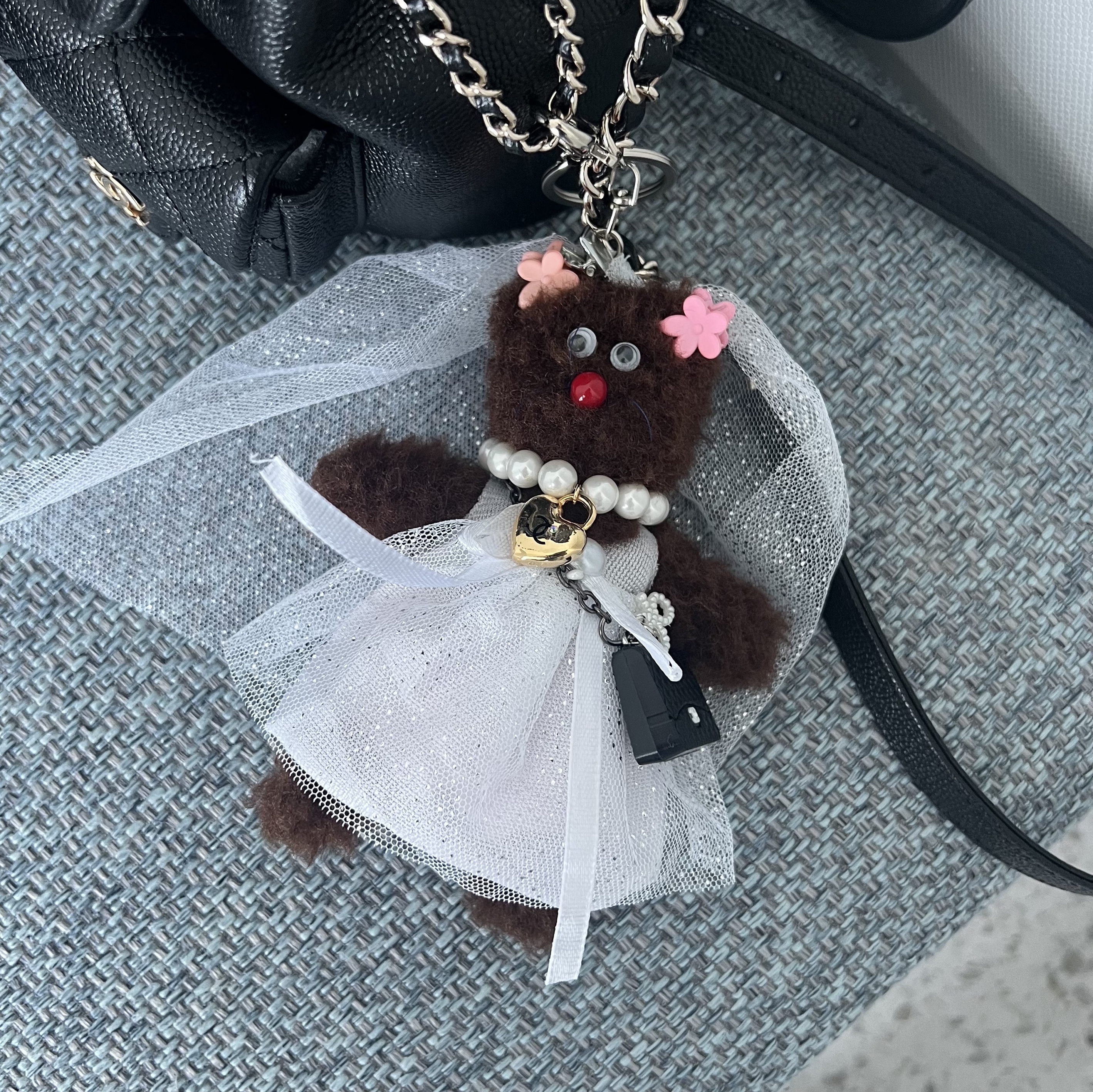 [KREAM 단독] Monamhee Bred Keyring with Pink Pants Brown, Chanel Small Backpack Grained Shiny Calfskin & Gold Black 착용 스타일 - 2
