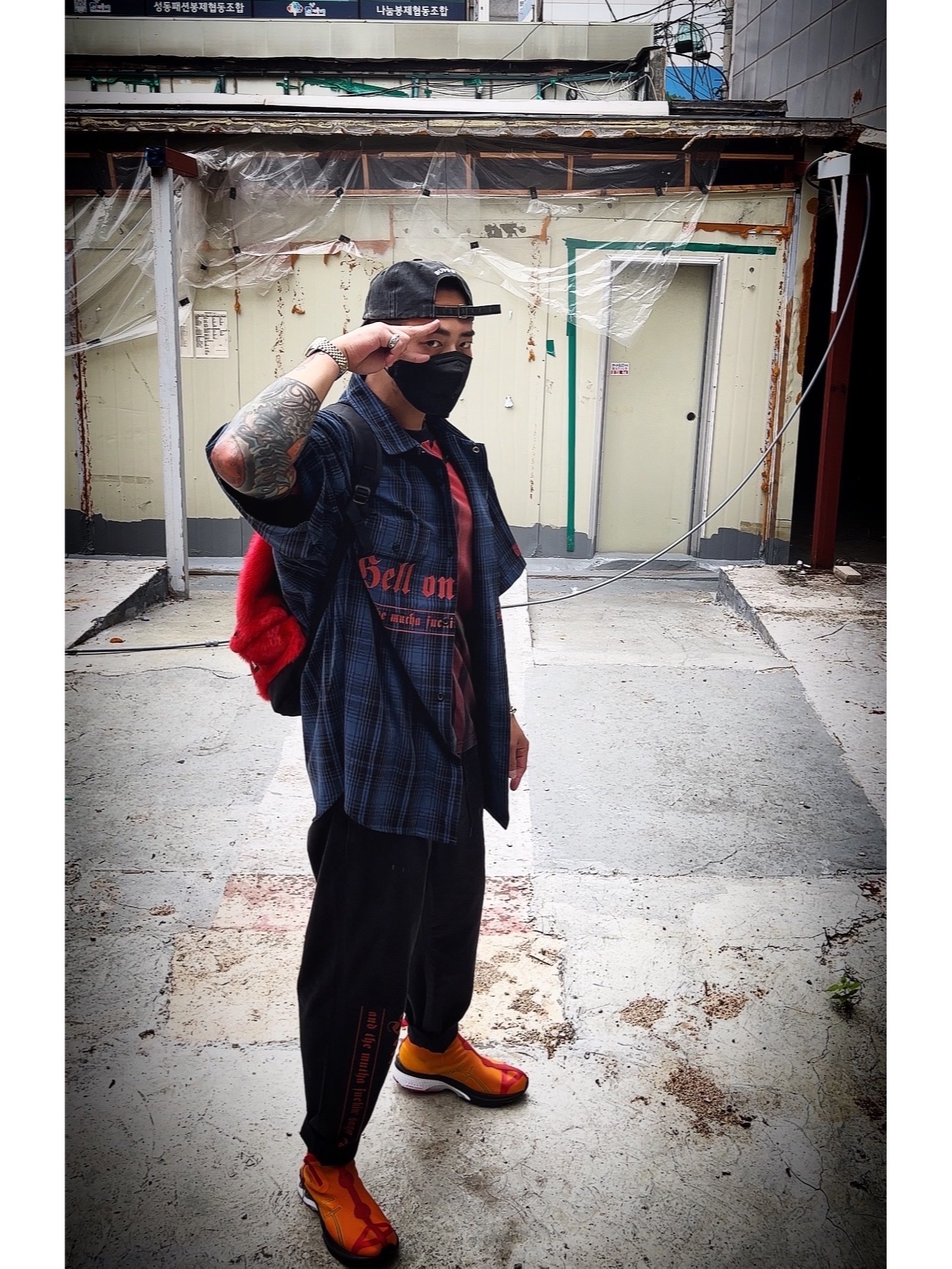 Supreme Pigment Canvas S Logo 6-Panel Black - 23SS, Supreme Bleed Logo S/S Top Black - 20FW 착용 스타일 - 1