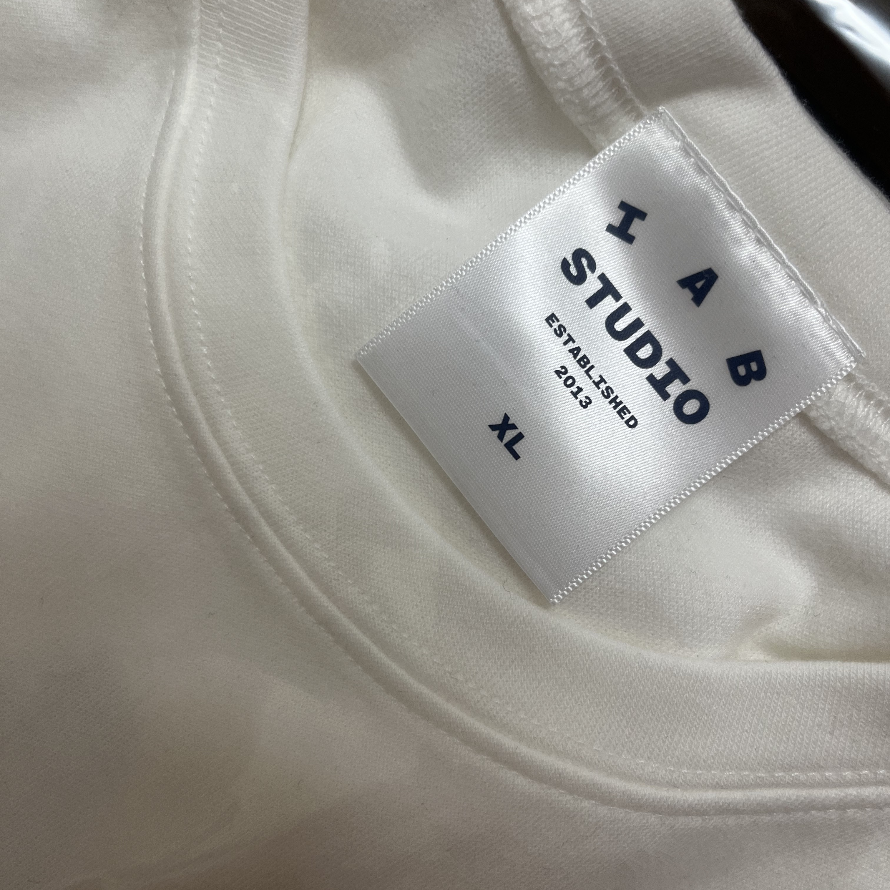 IAB Studio 10th Anniversary T-Shirts Pack White & Black (2 Pack) 착용 스타일 - 1