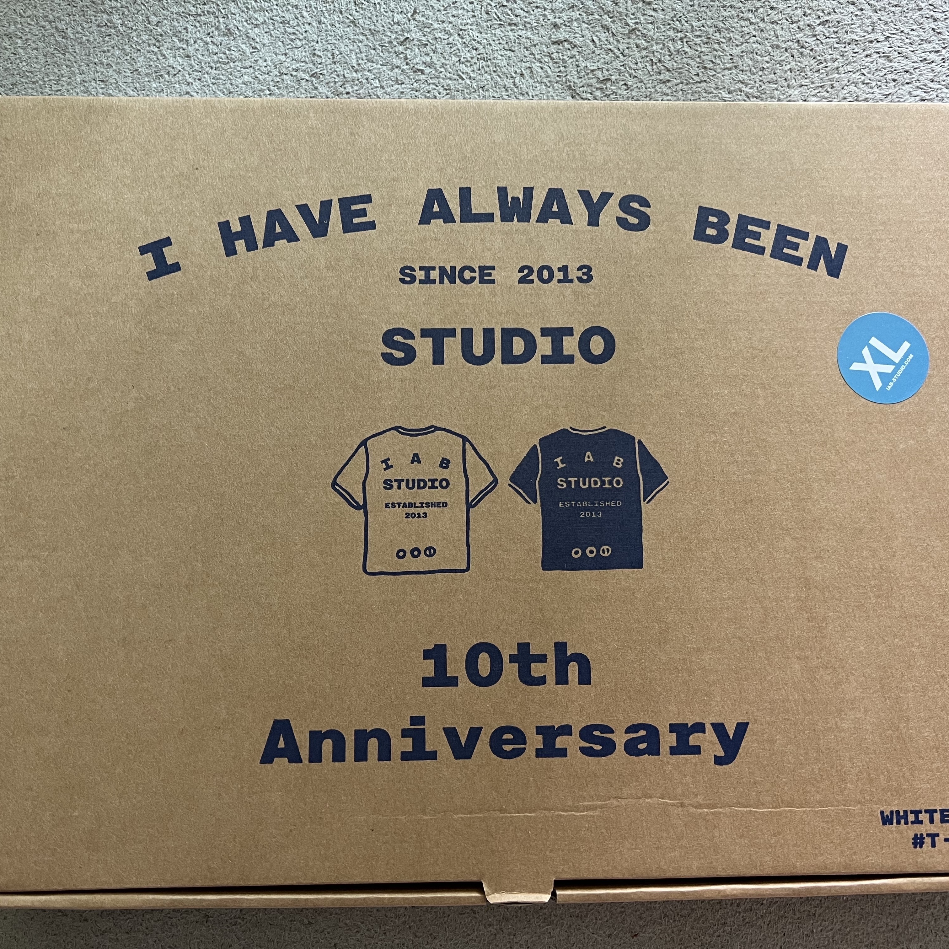 IAB Studio 10th Anniversary T-Shirts Pack White & Black (2 Pack) 착용 스타일 - 1
