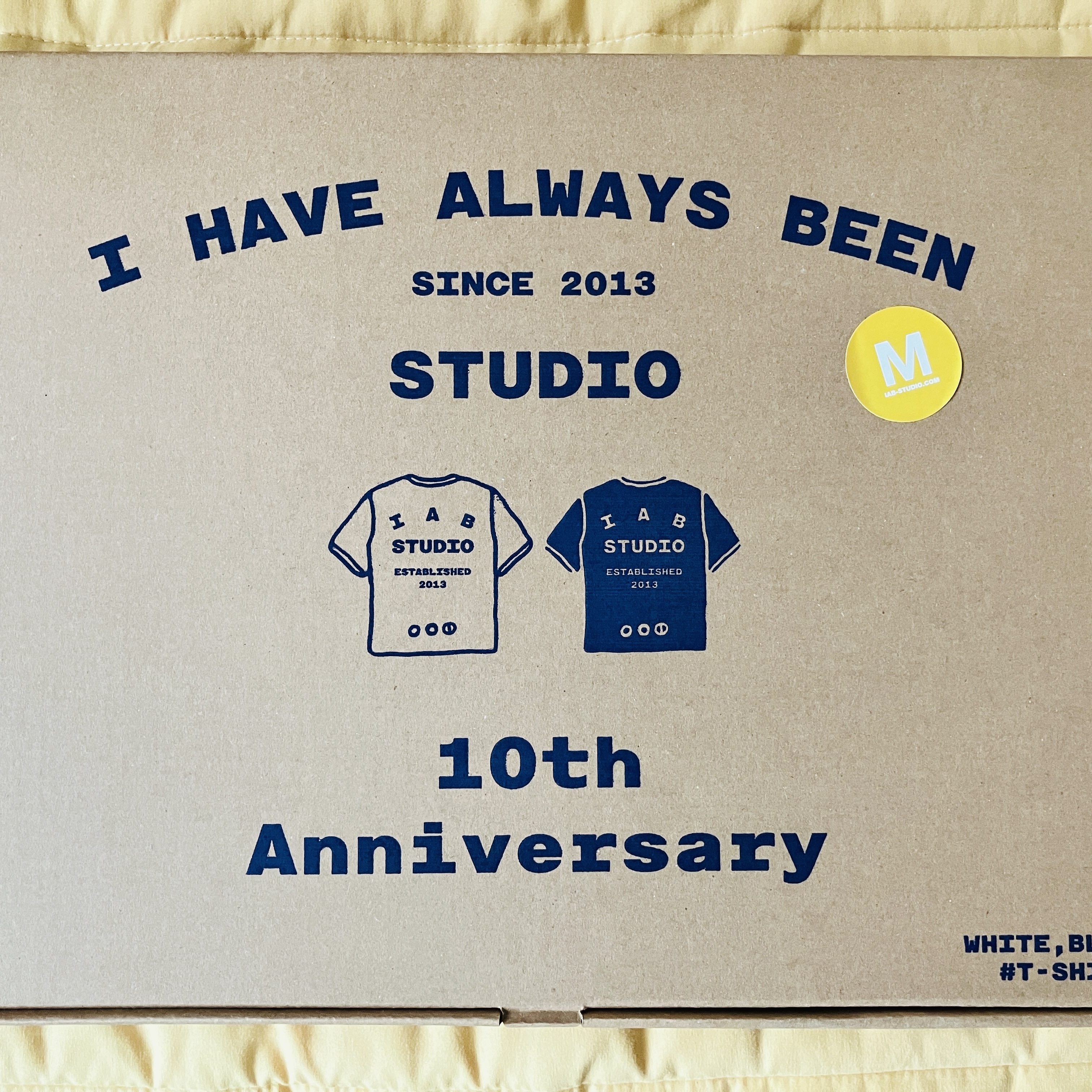 IAB Studio 10th Anniversary T-Shirts Pack White & Black (2 Pack) 착용 스타일 - 1
