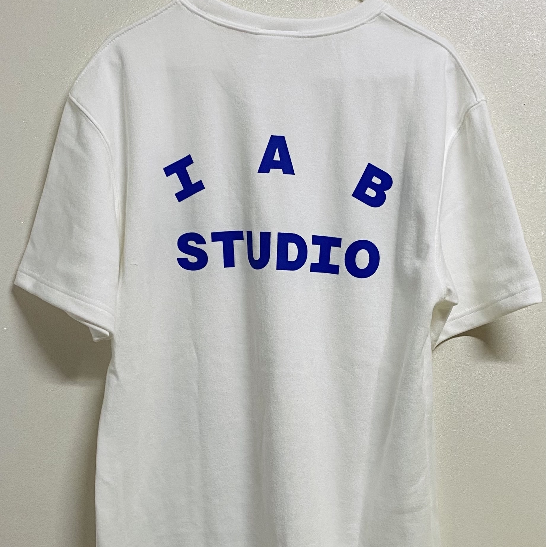 IAB Studio 10th Anniversary T-Shirts Pack White & Black (2 Pack) 착용 스타일