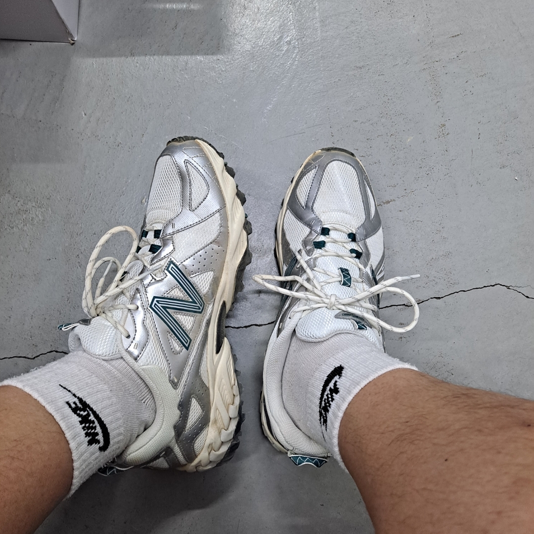 New Balance ML610T Metallic Silver - D Standard 착용 스타일 - 2