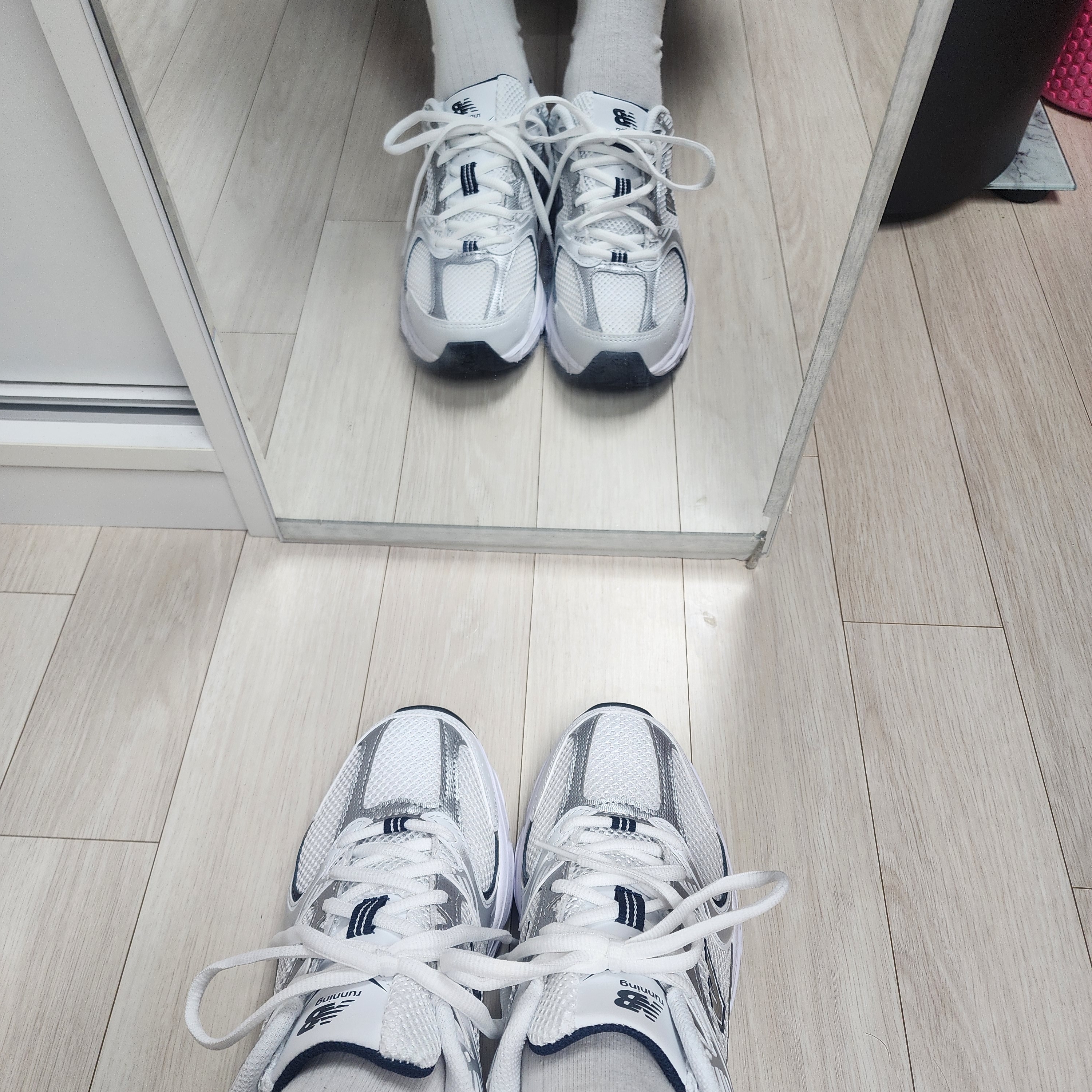 New Balance 530 White 착용 스타일 - 1