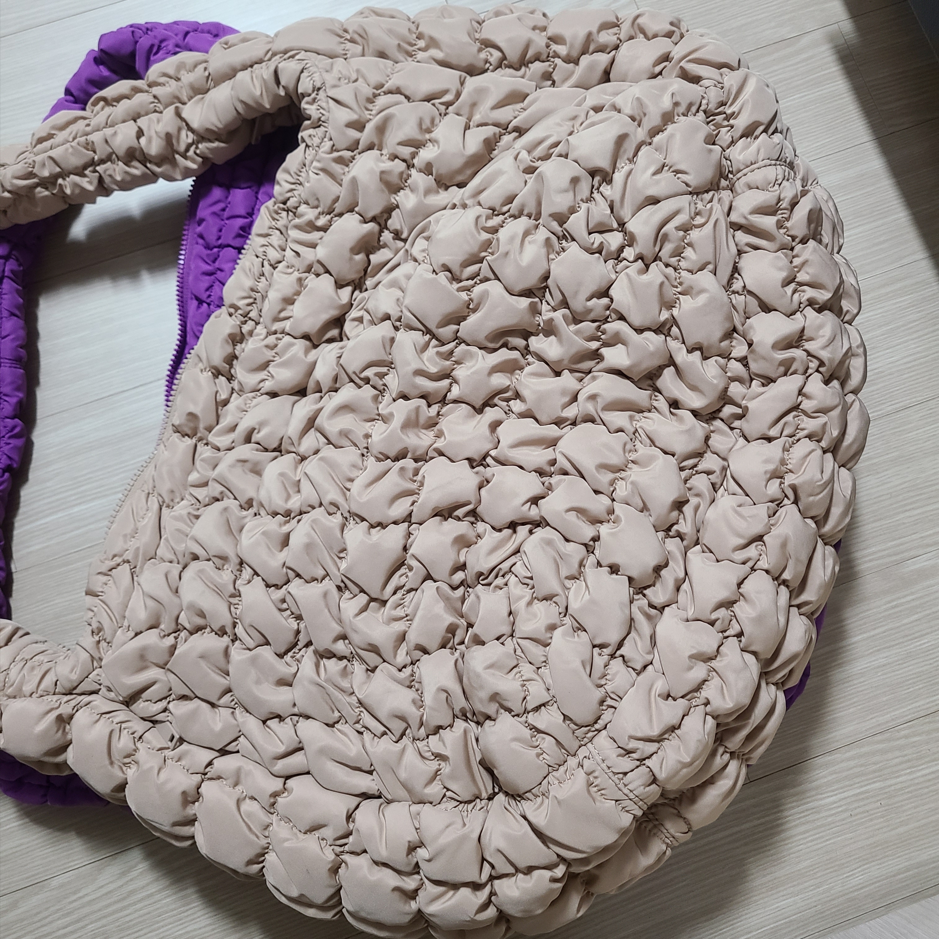 COS Quilted Oversized Shoulder Bag Beige, COS Quilted Oversized Shoulder Bag Purple 착용 스타일