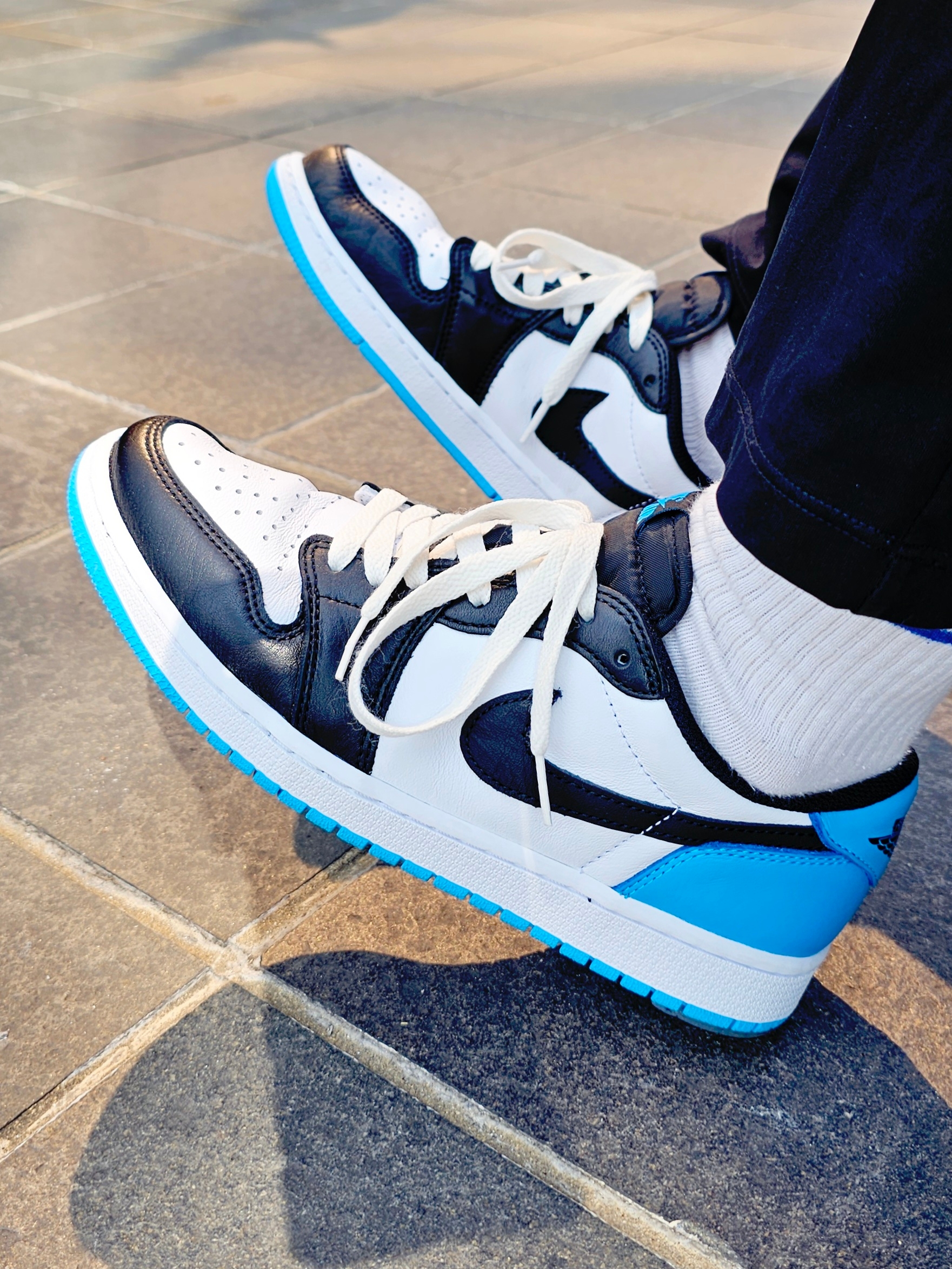 Jordan 1 Retro Low OG Black and Dark Powder Blue 착용 스타일 - 5