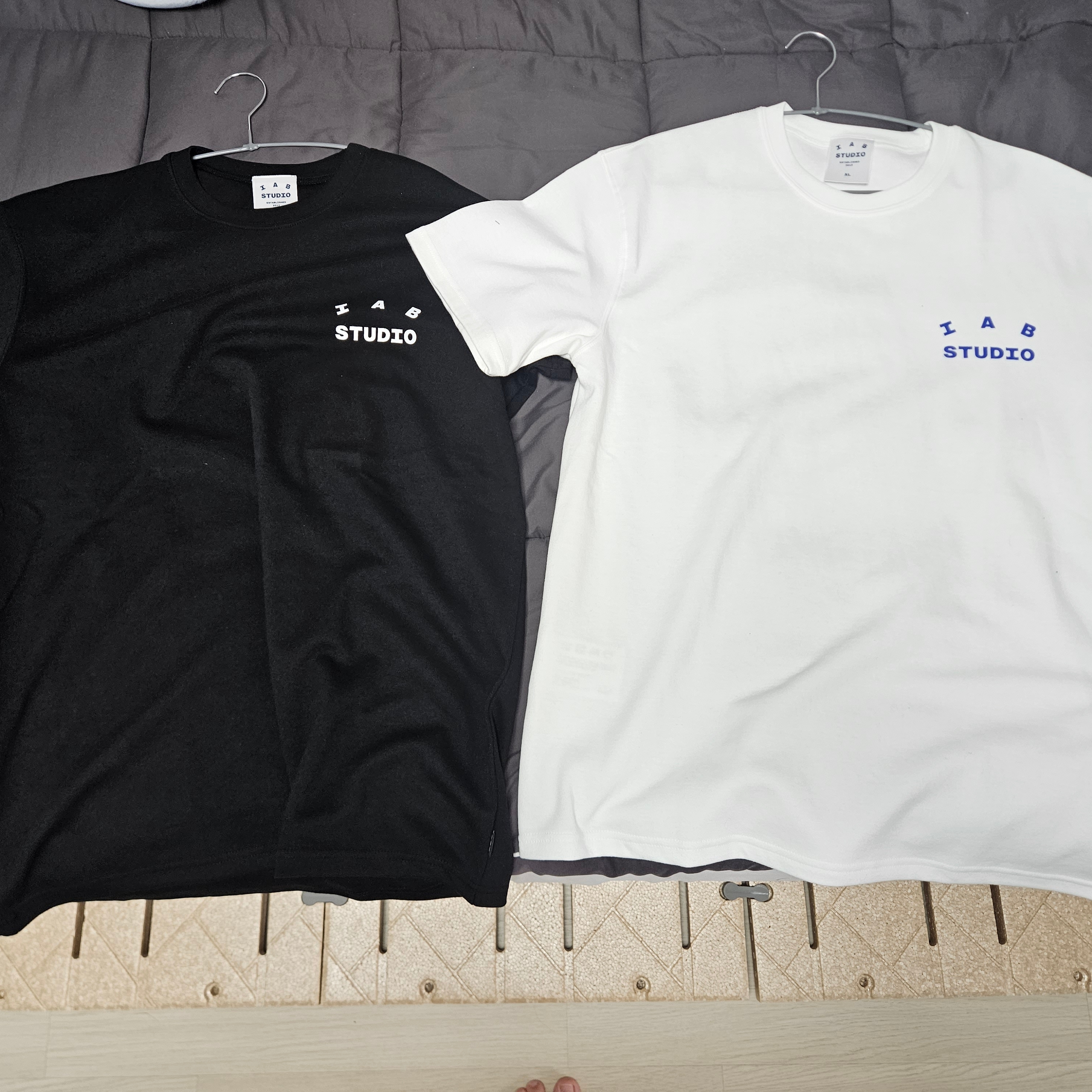IAB Studio 10th Anniversary T-Shirts Pack White & Black (2 Pack) 착용 스타일 - 1