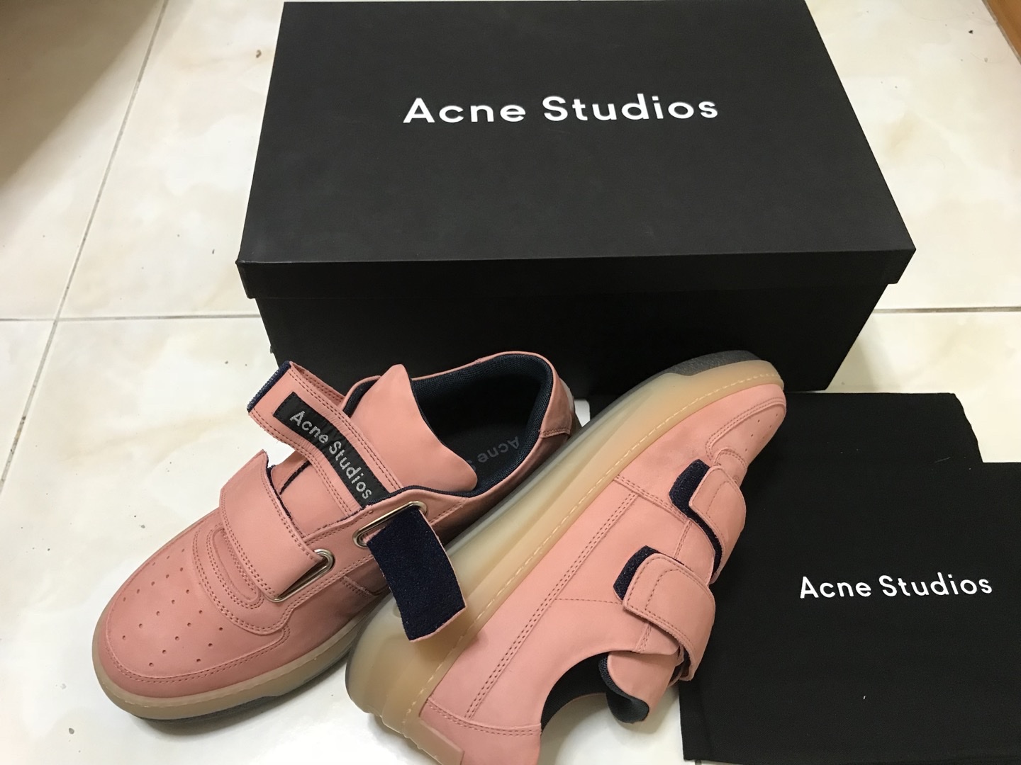 Acne Studios Perey Nubuk Velcro Strap Sneakers Dusty Pink 착용 스타일