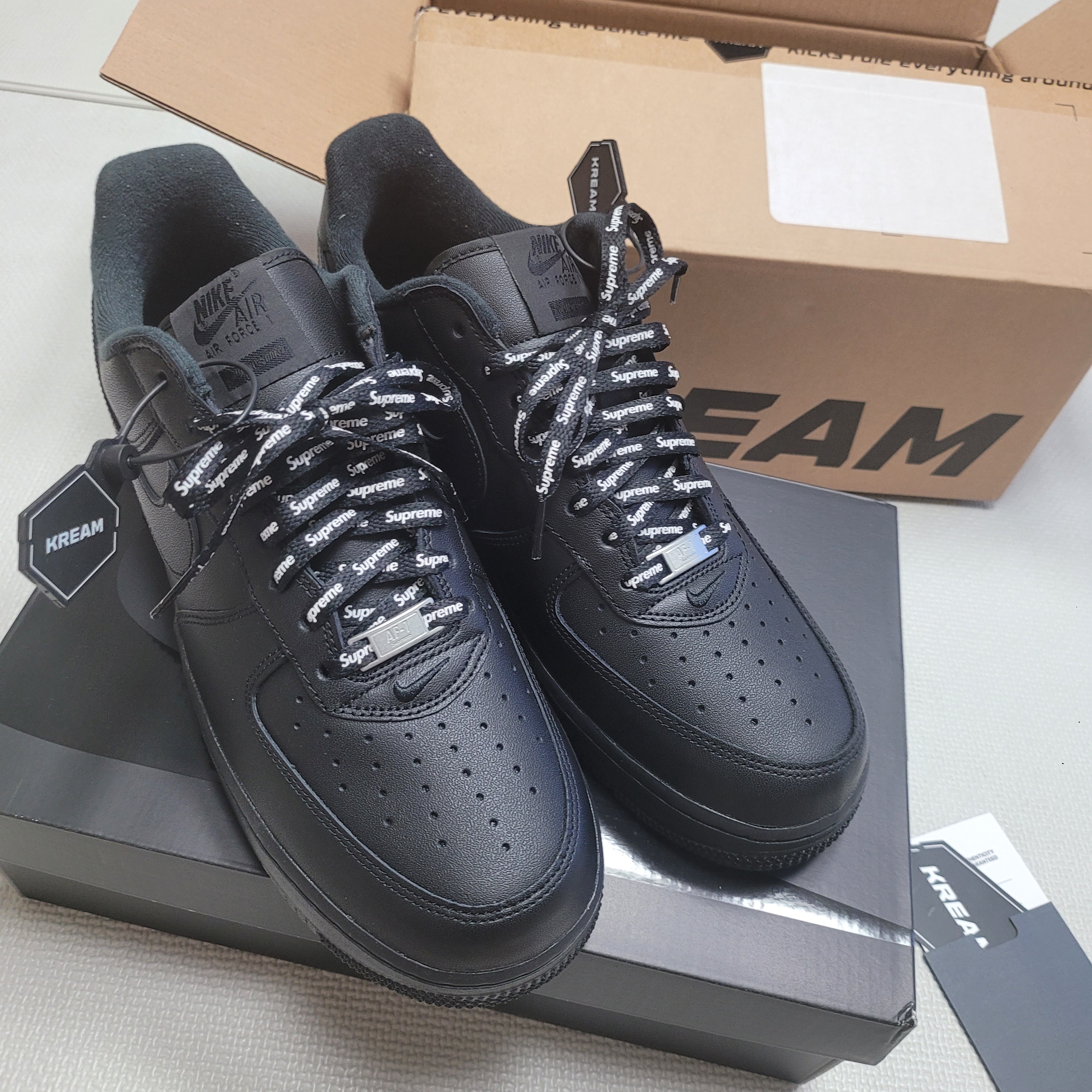 Nike x Supreme Air Force 1 Low Black 착용 스타일 - 1