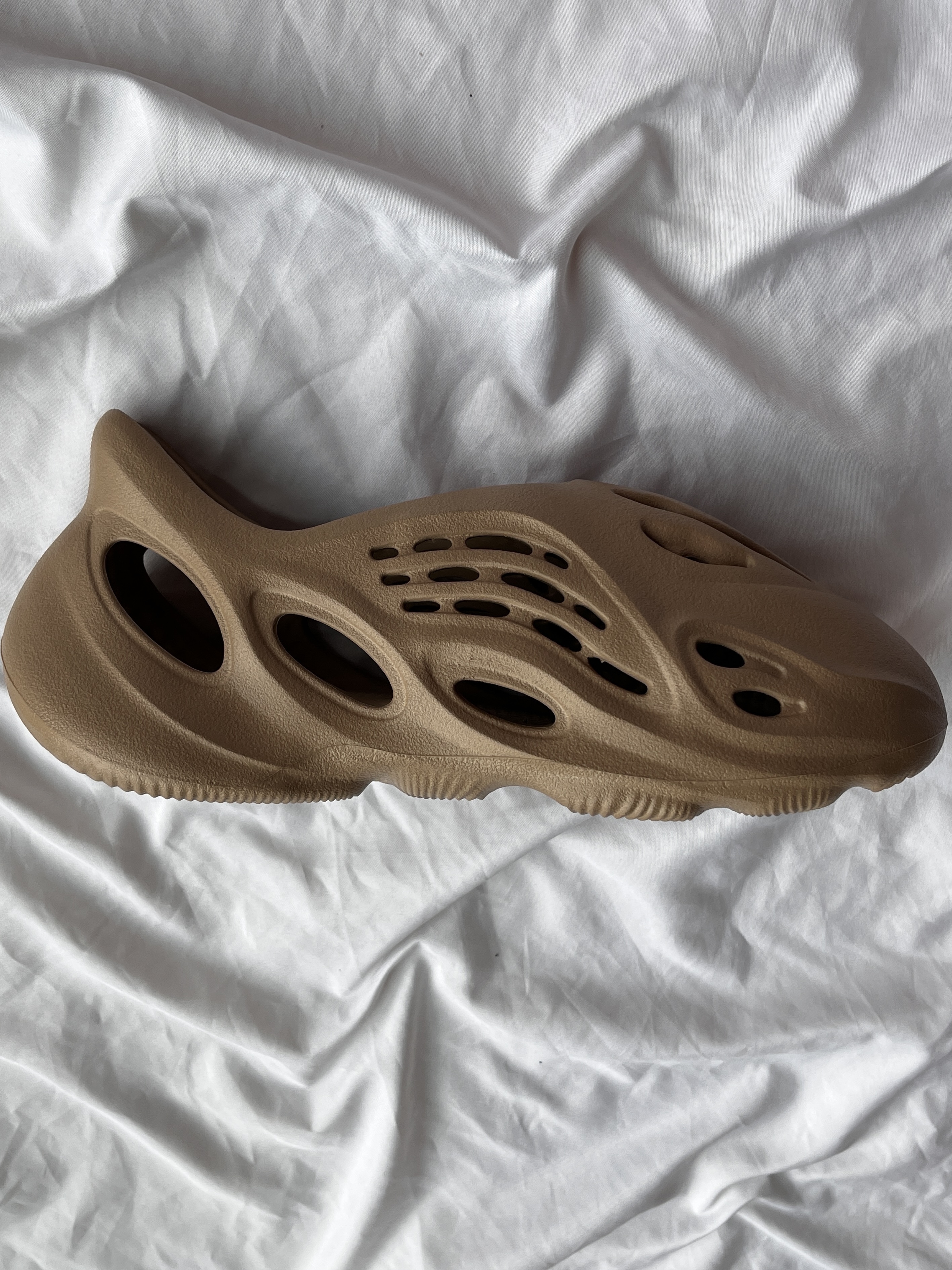 Adidas Yeezy Foam RNNR Clay Taupe 착용 스타일 - 2