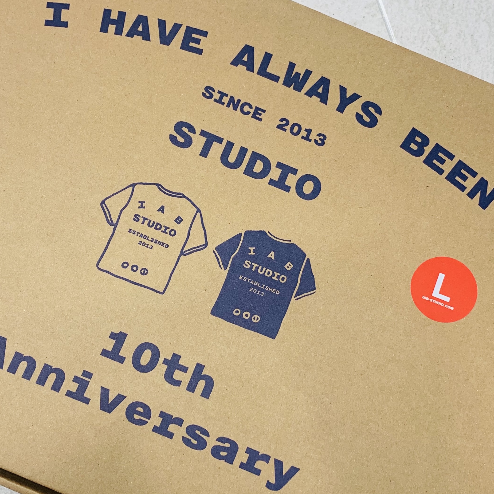 IAB Studio 10th Anniversary T-Shirts Pack White & Black (2 Pack) 착용 스타일 - 2