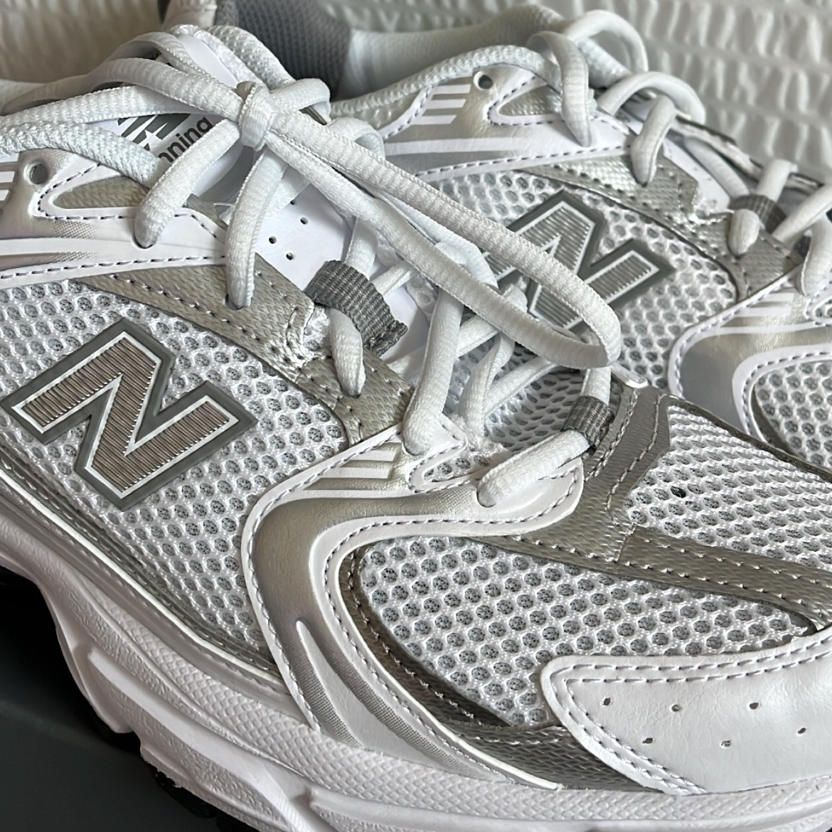 New Balance 530 White Silver 착용 스타일