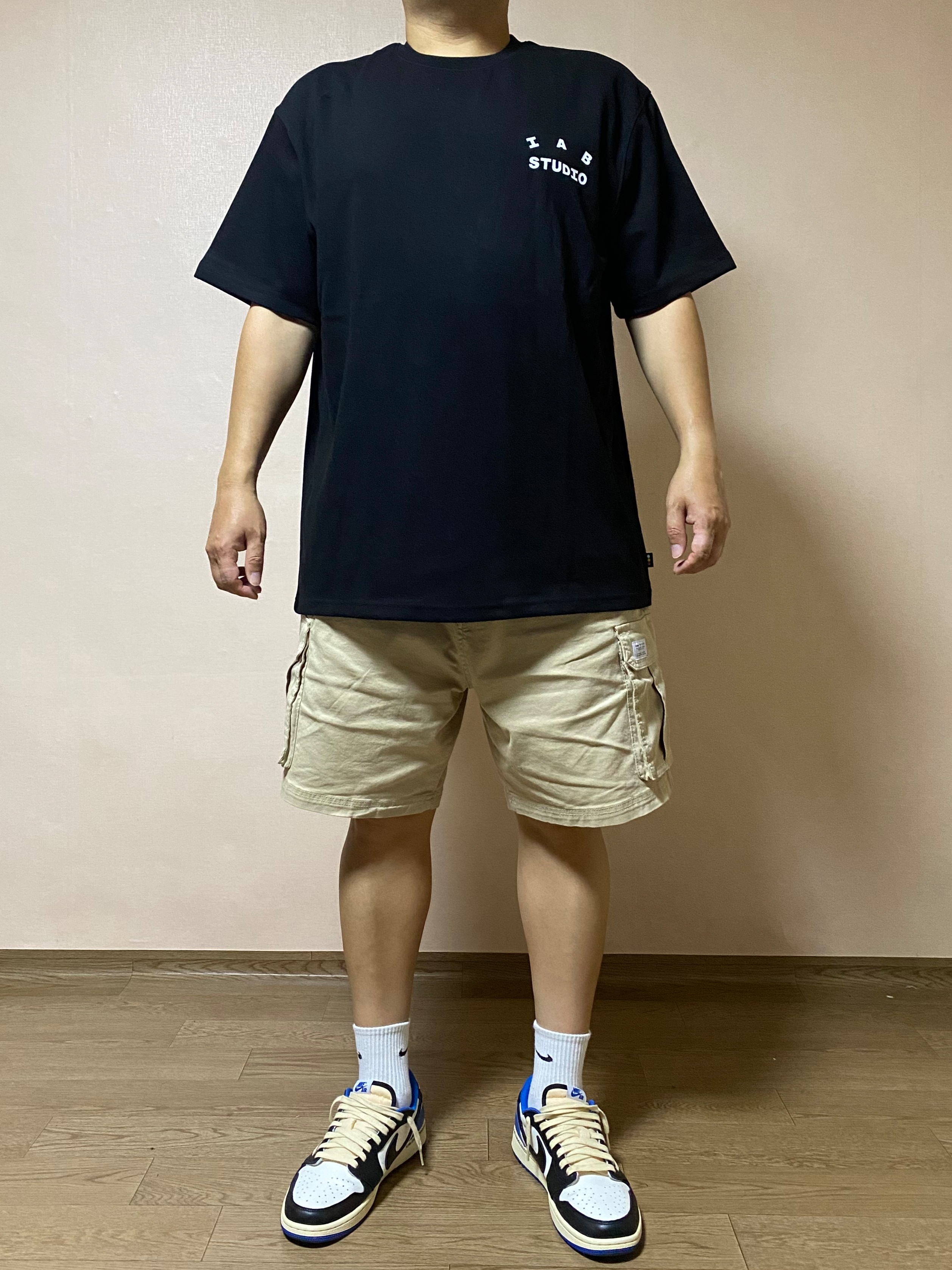 IAB Studio 10th Anniversary T-Shirts Pack White & Black (2 Pack), Jordan 1 x Travis Scott x Fragment Retro Low OG SP Military Blue 착용 스타일 - 3