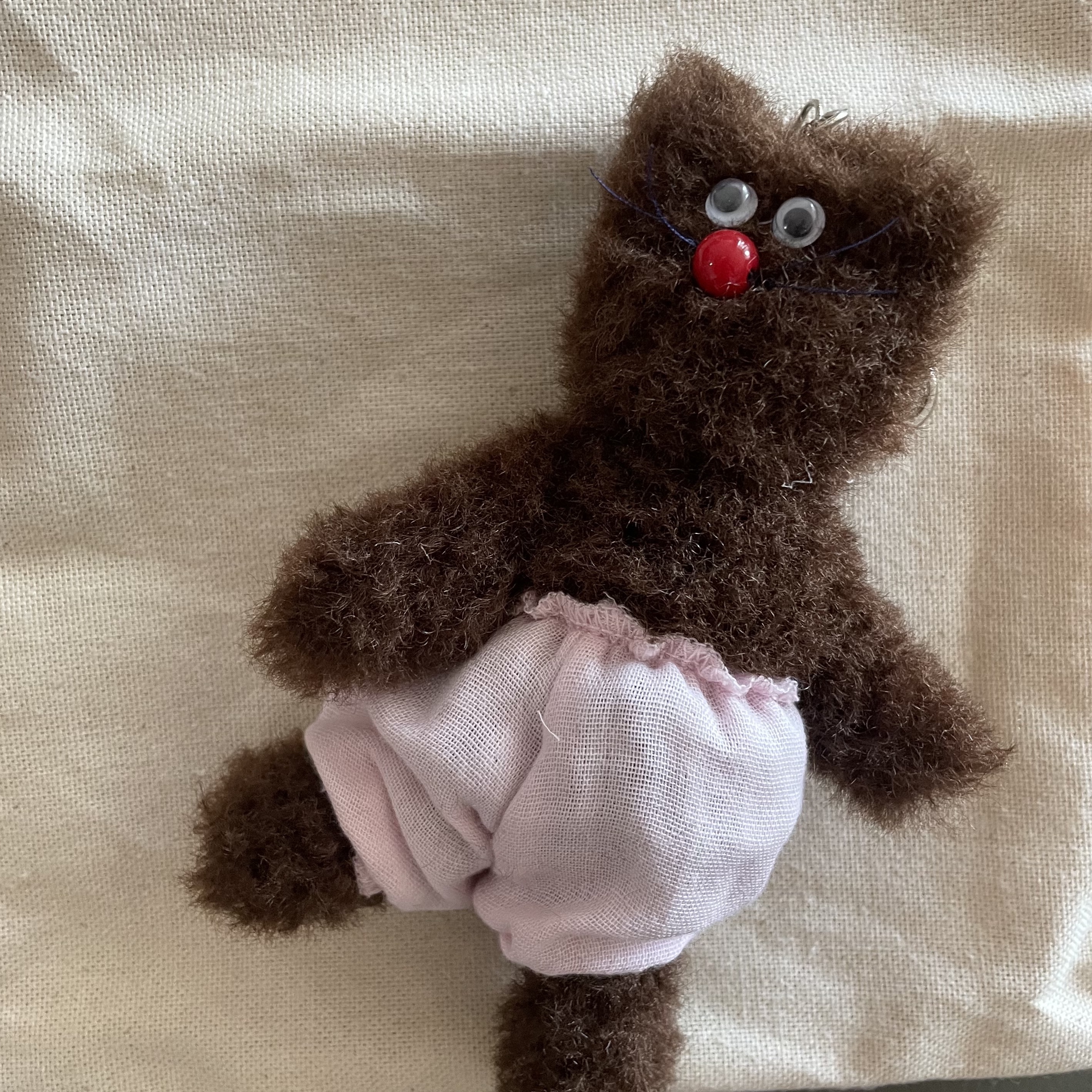 Monamhee Bred Keyring with Pink Pants Brown 착용 스타일