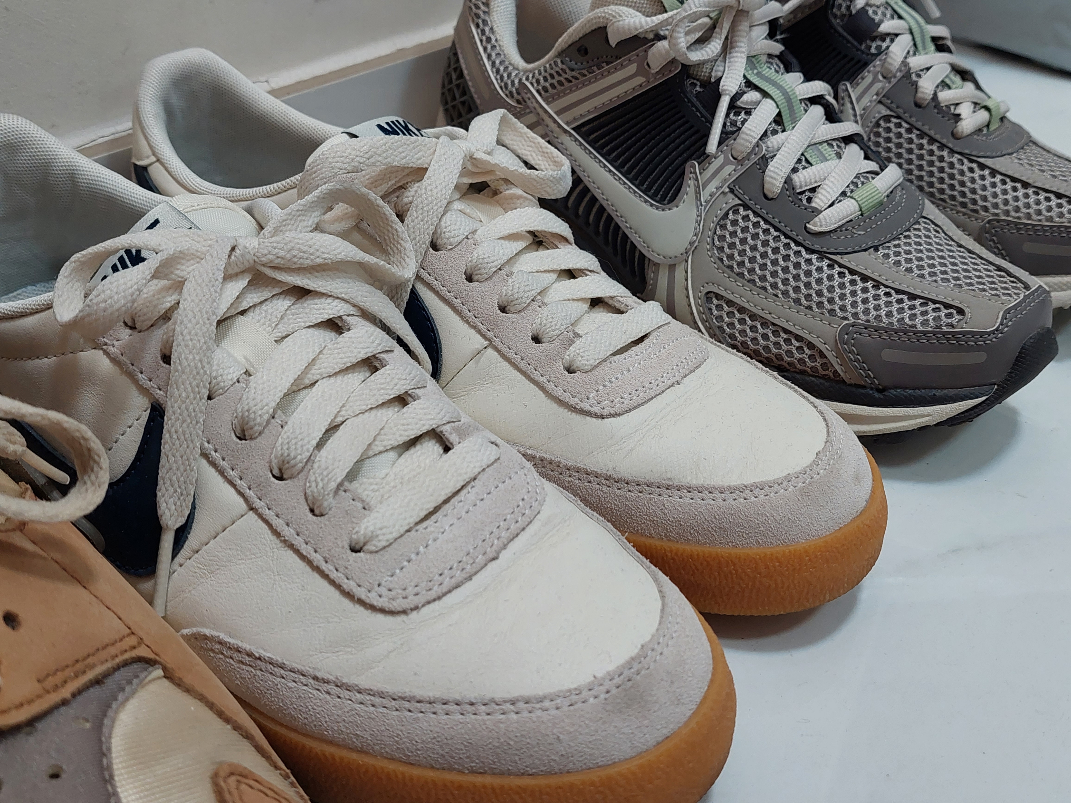 Nike x J.Crew Killshot 2 Sail Midnight Navy, (W) Nike Zoom Vomero 5 Cobblestone and Flat Pewter 착용 스타일