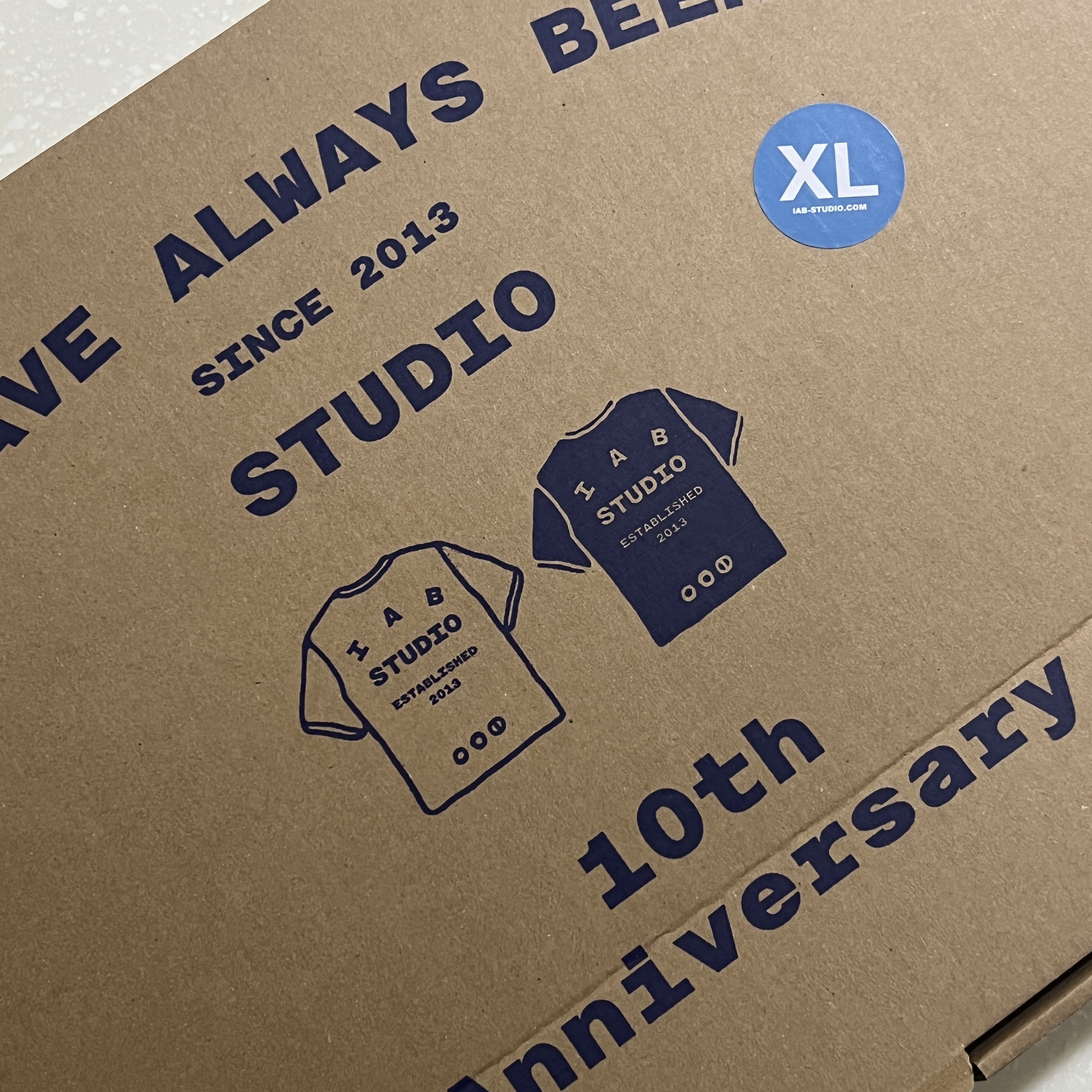 IAB Studio 10th Anniversary T-Shirts Pack White & Black (2 Pack) 착용 스타일 - 1