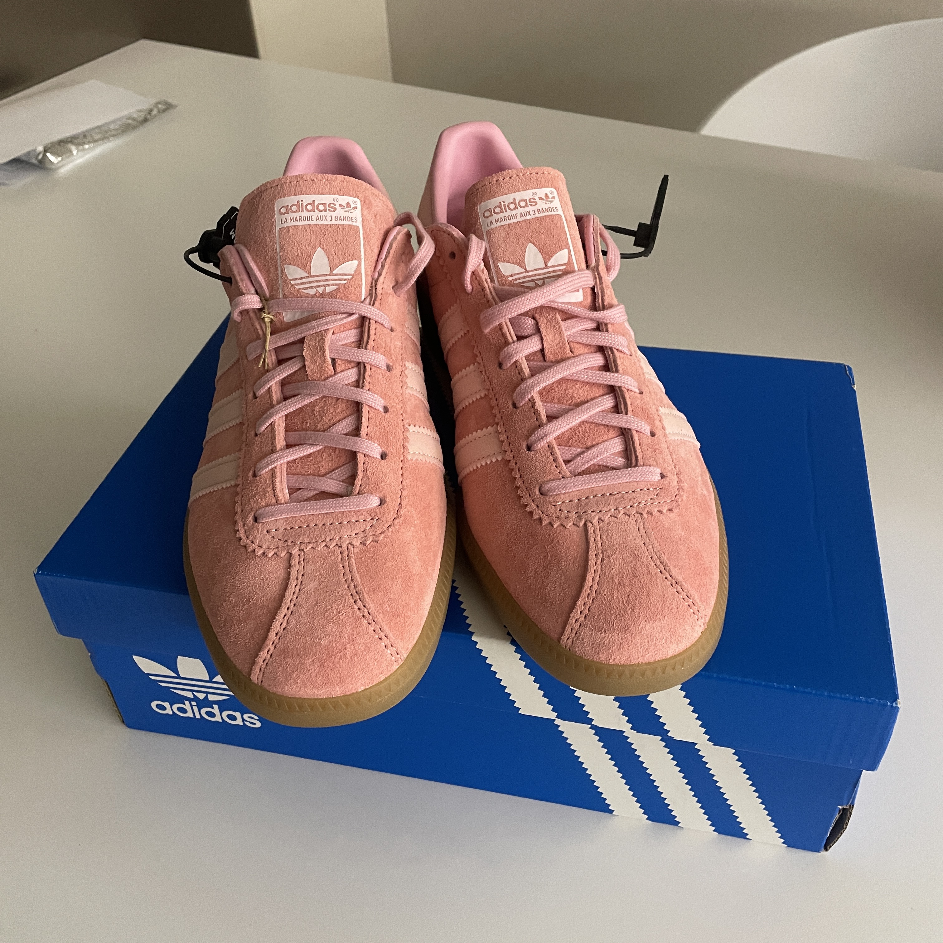 Adidas Bermuda Glow Pink 착용 스타일