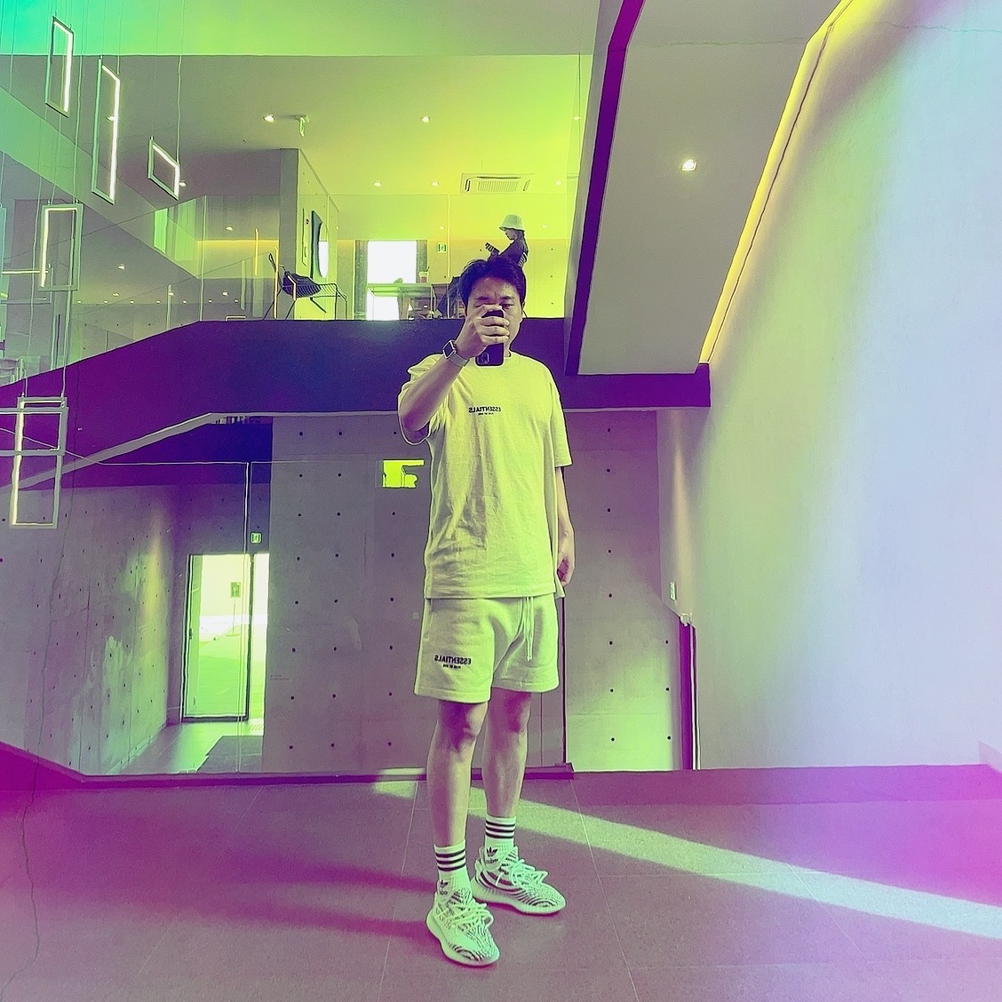 Essentials The Core Collection Sweatshorts Light Oatmeal, Essentials The Core Collection T-Shirt Light Oatmeal 착용 스타일 - 2