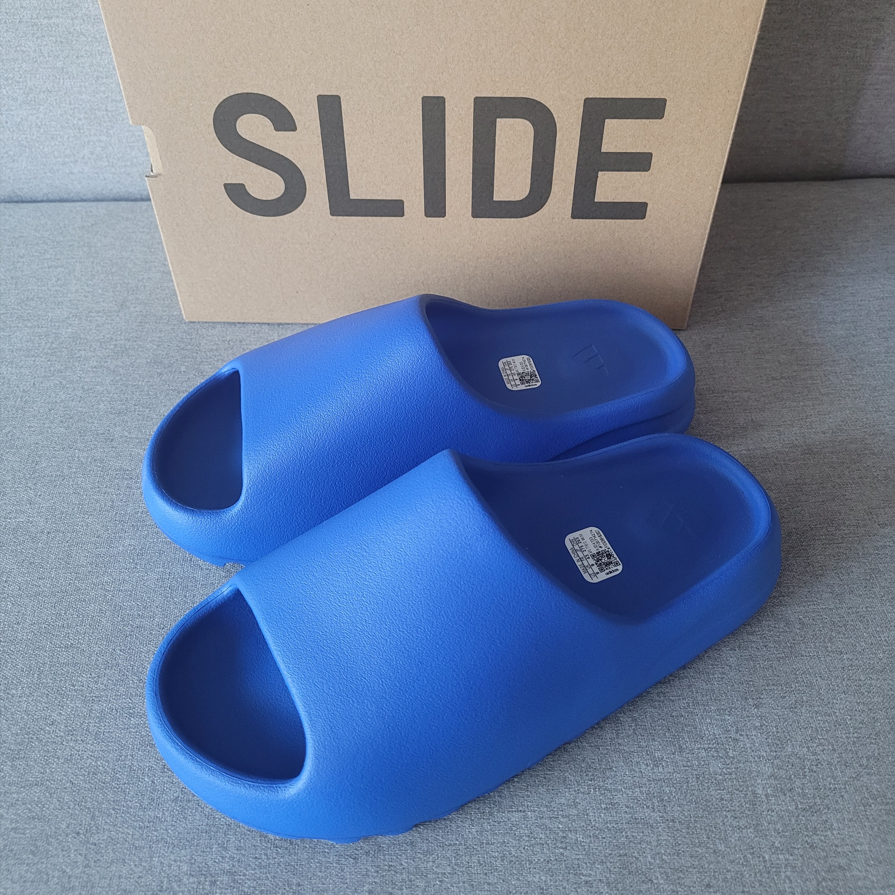 Adidas Yeezy Slide Azure 착용 스타일