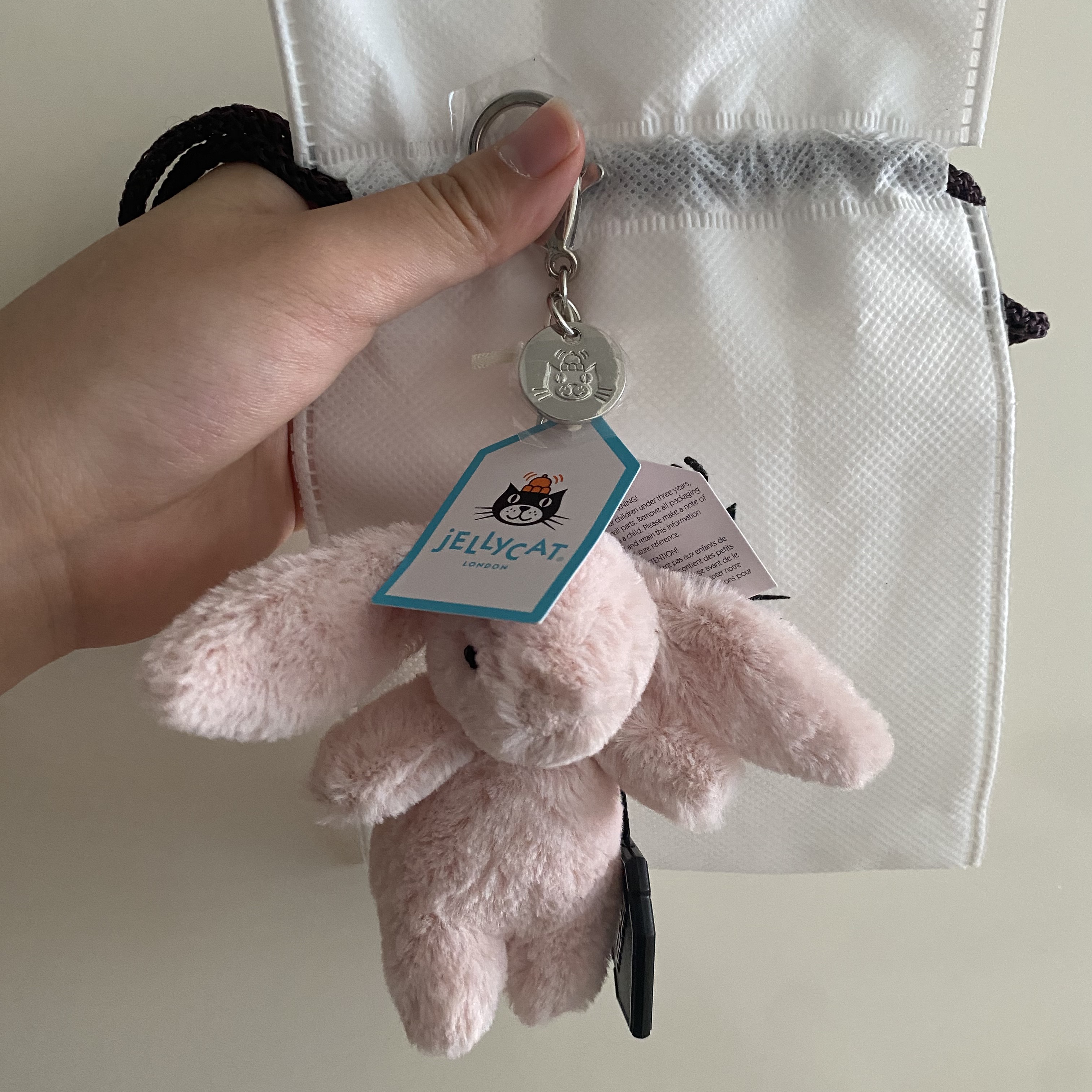 Jellycat Bashful Bunny Bag Charm Blush 착용 스타일