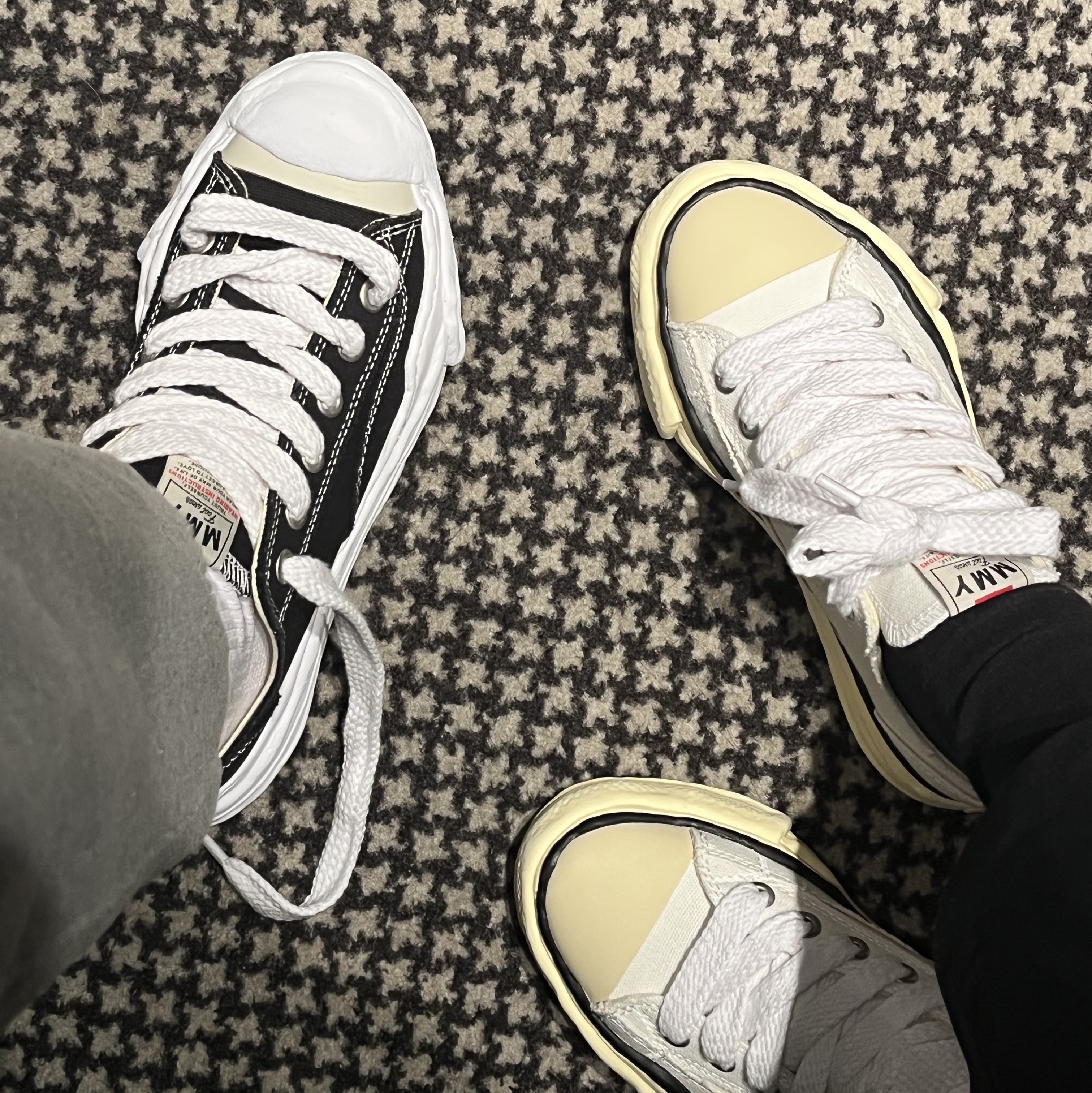 Maison Mihara Yasuhiro Peterson VL OG Sole Canvas Low-top Sneakers White, Maison Mihara Yasuhiro Hank OG Sole Canvas Low-top Sneakers Black 착용 스타일 - 1