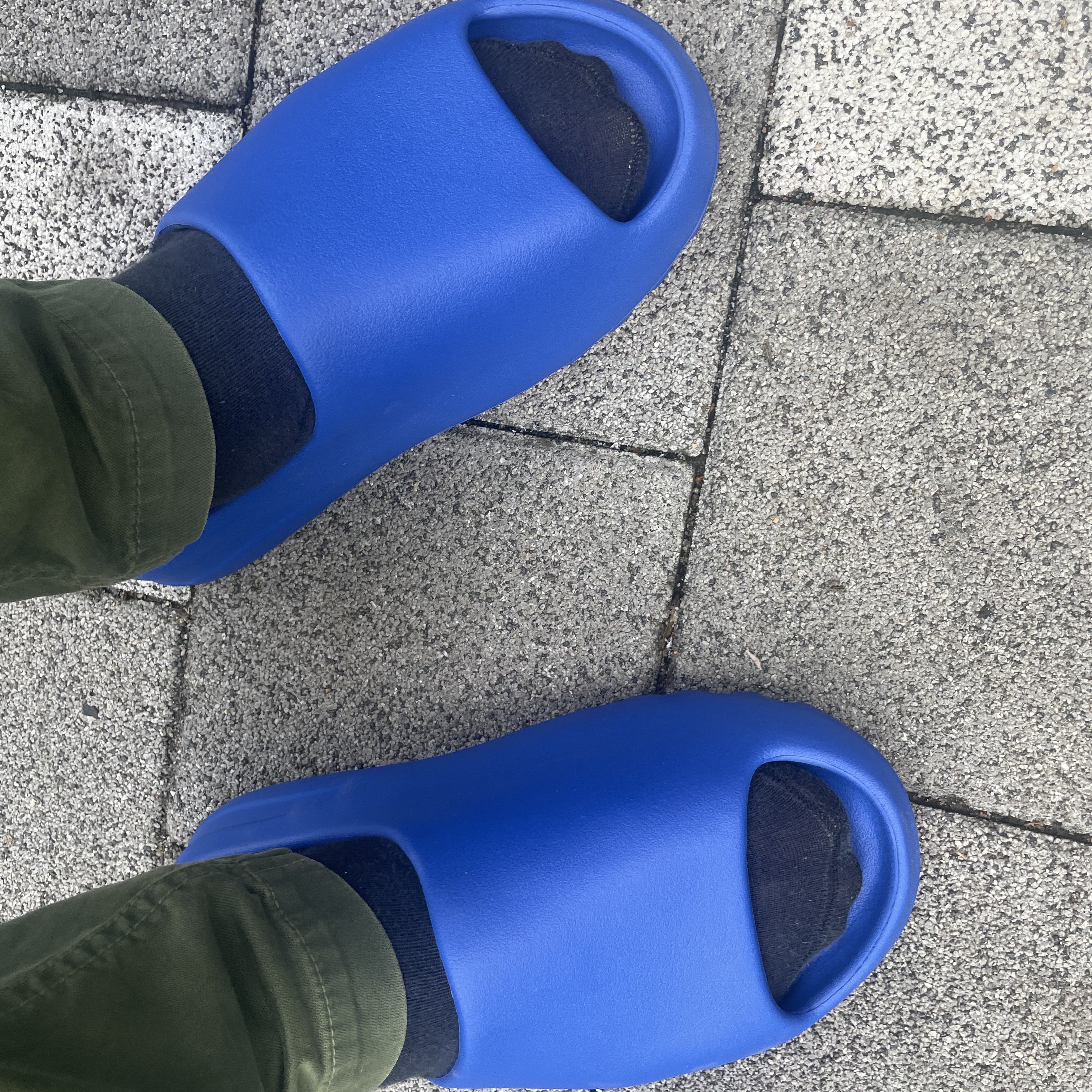 Adidas Yeezy Slide Azure 착용 스타일