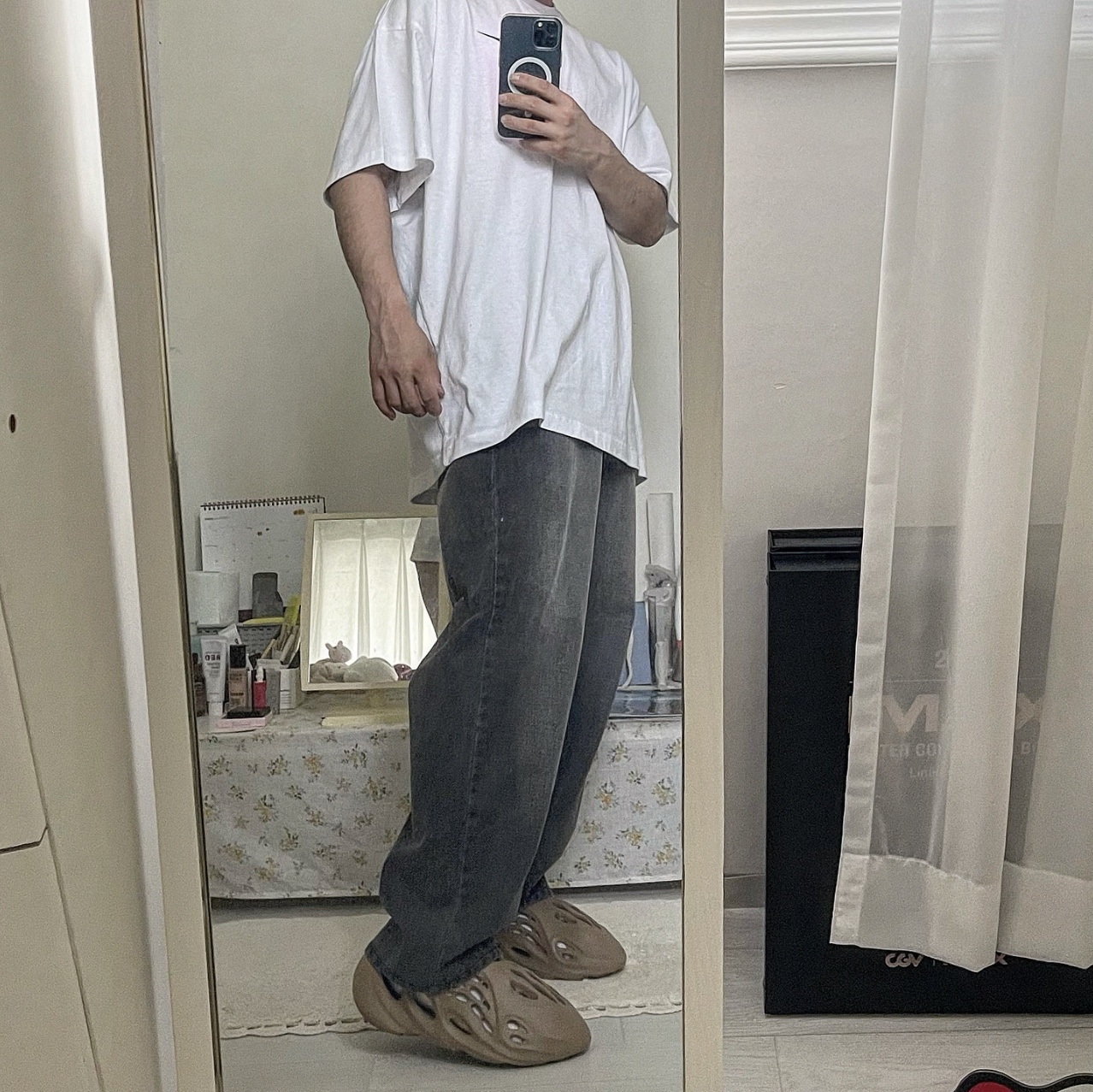 Adidas Yeezy Foam RNNR Clay Taupe 착용 스타일 - 1