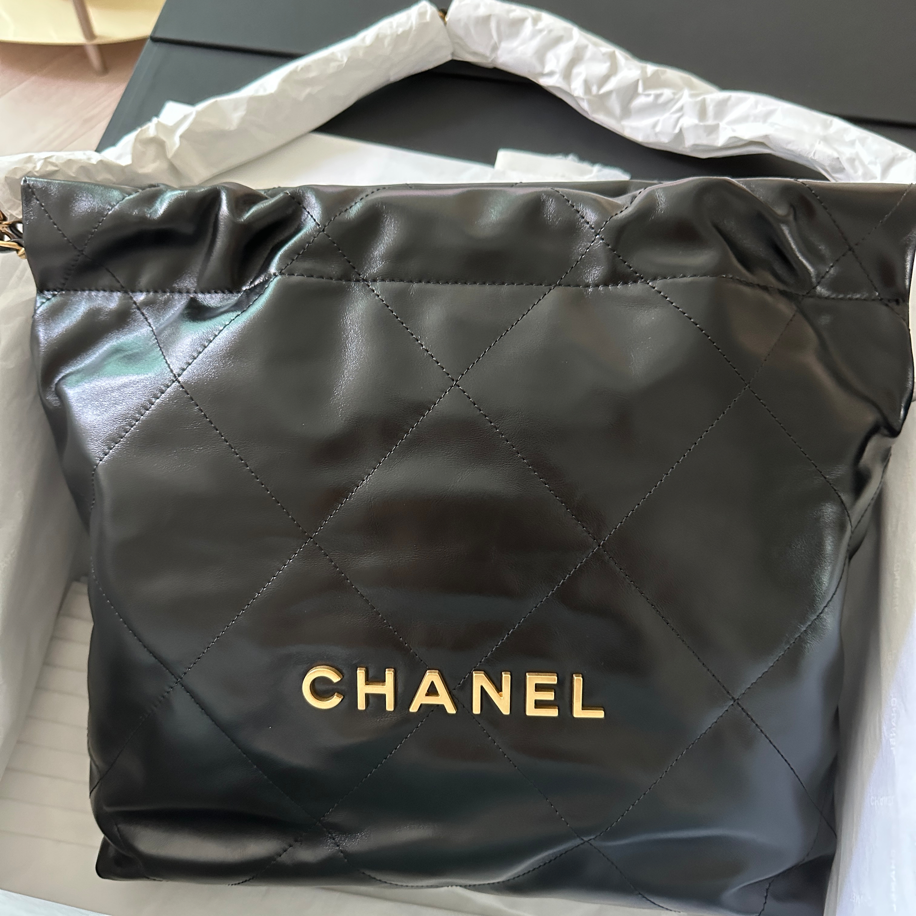 Chanel 22 Small Handbag Shiny Calfskin & Gold Black 착용 스타일