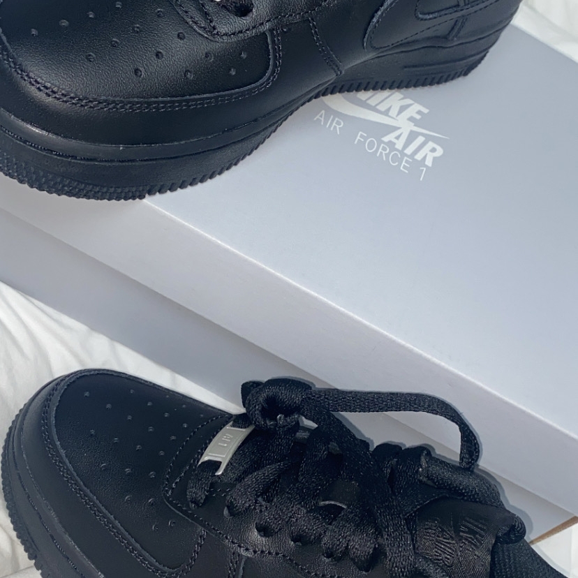 (W) Nike Air Force 1 '07 Low Triple Black 착용 스타일