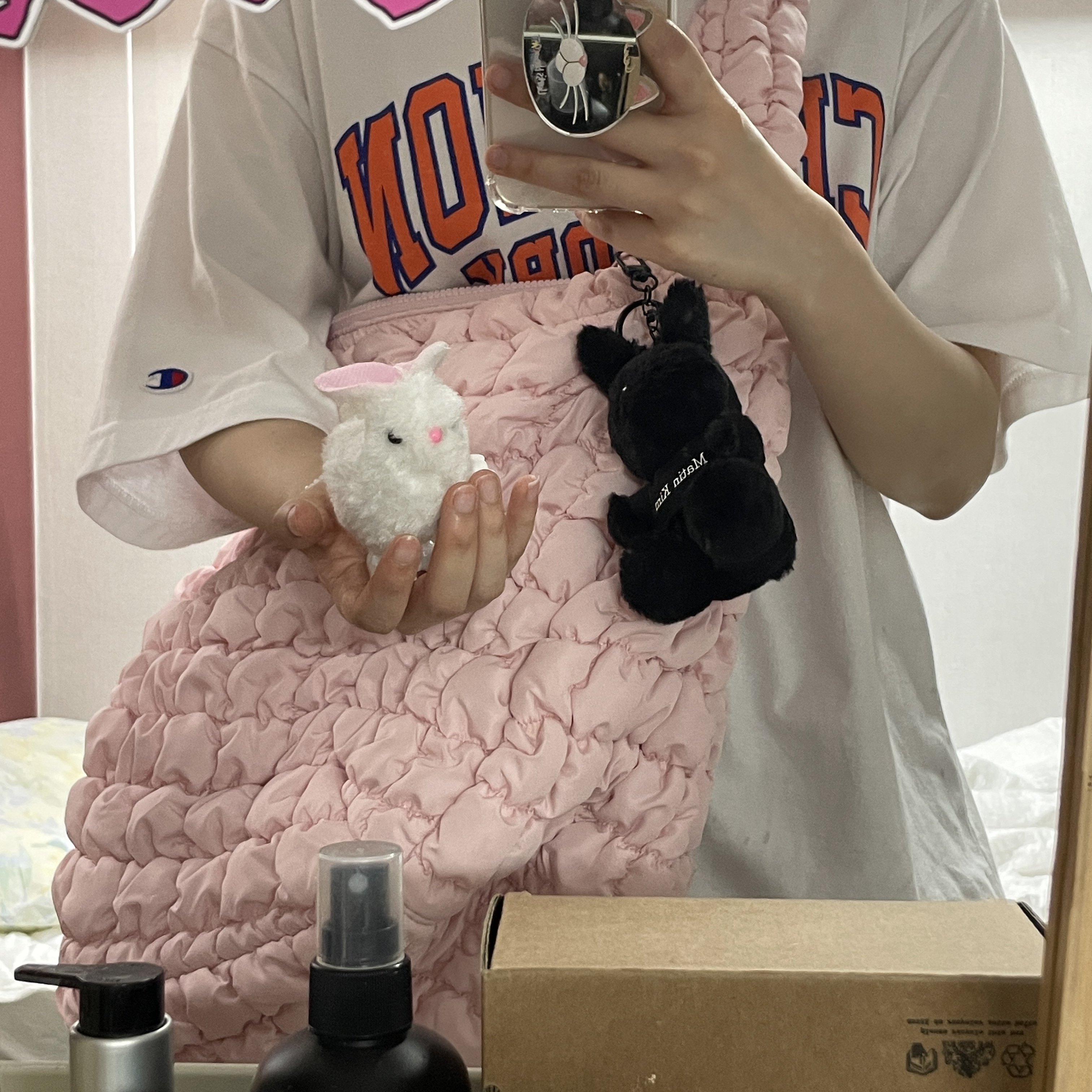 COS Quilted Oversized Shoulder Bag Pink 착용 스타일 - 2