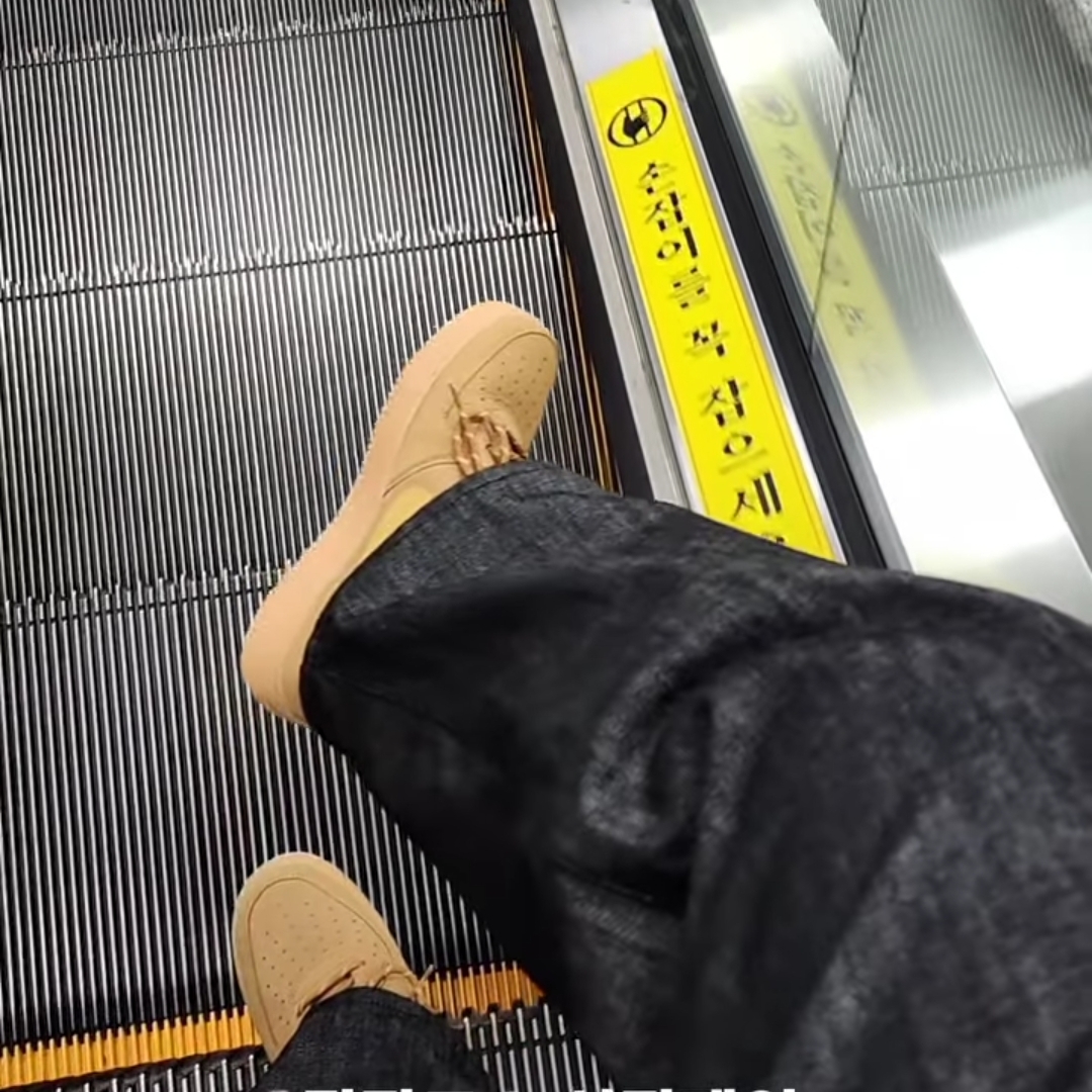 Nike Air Force 1 '07 WB Flax 착용 스타일