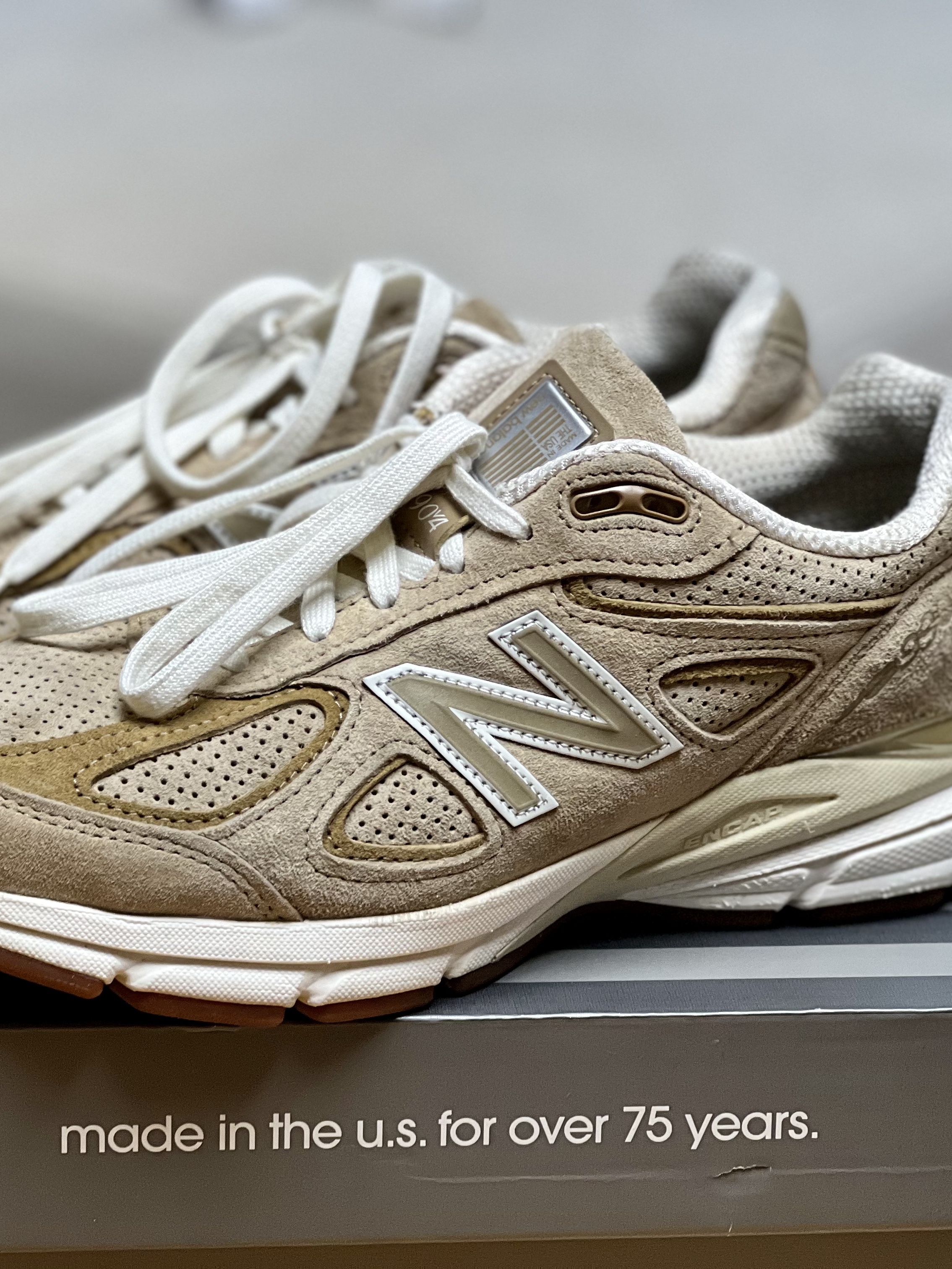 New Balance 990v4 Made in USA Hemp Linseed 착용 스타일 - 2