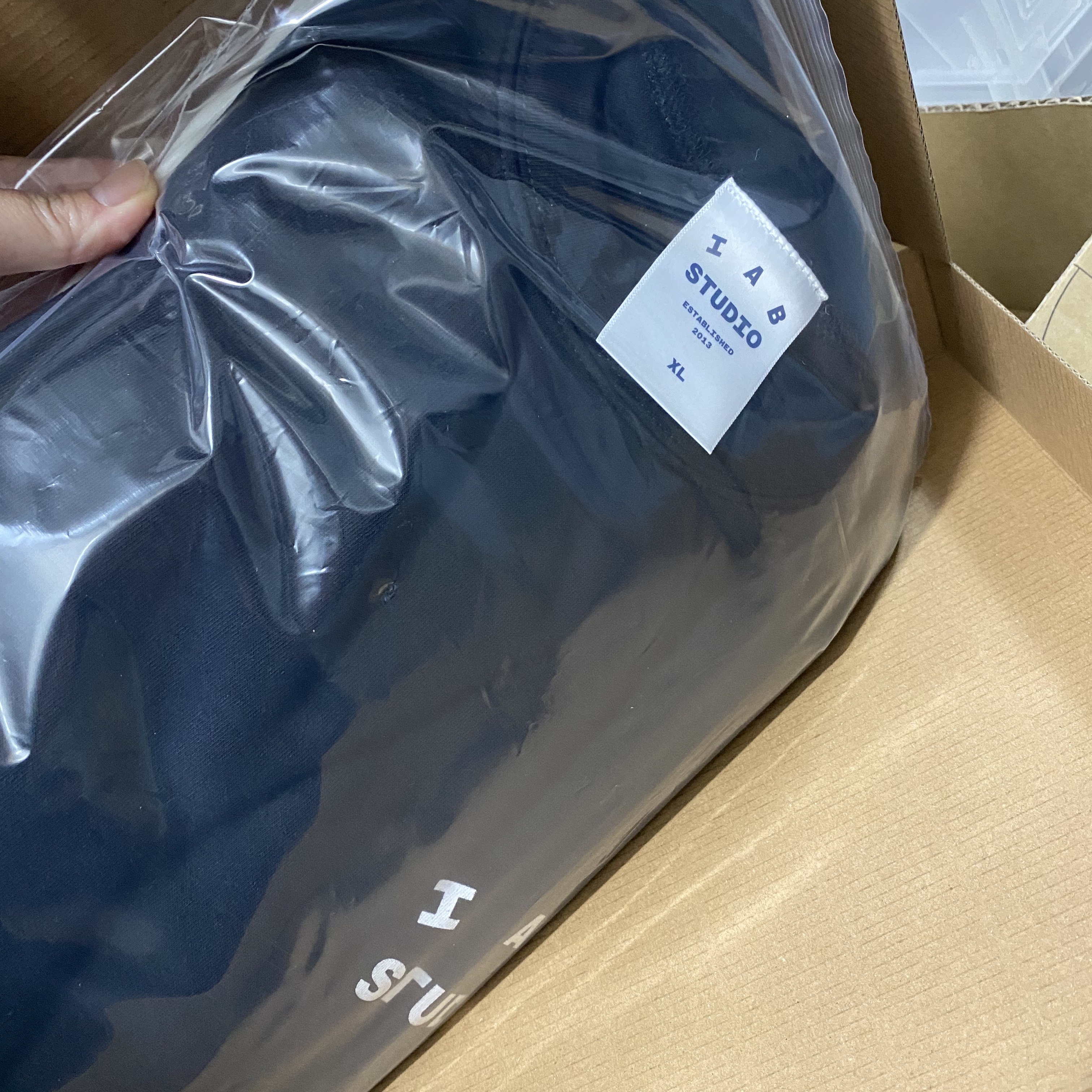 IAB Studio 10th Anniversary T-Shirts Pack White & Black (2 Pack) 착용 스타일 - 3