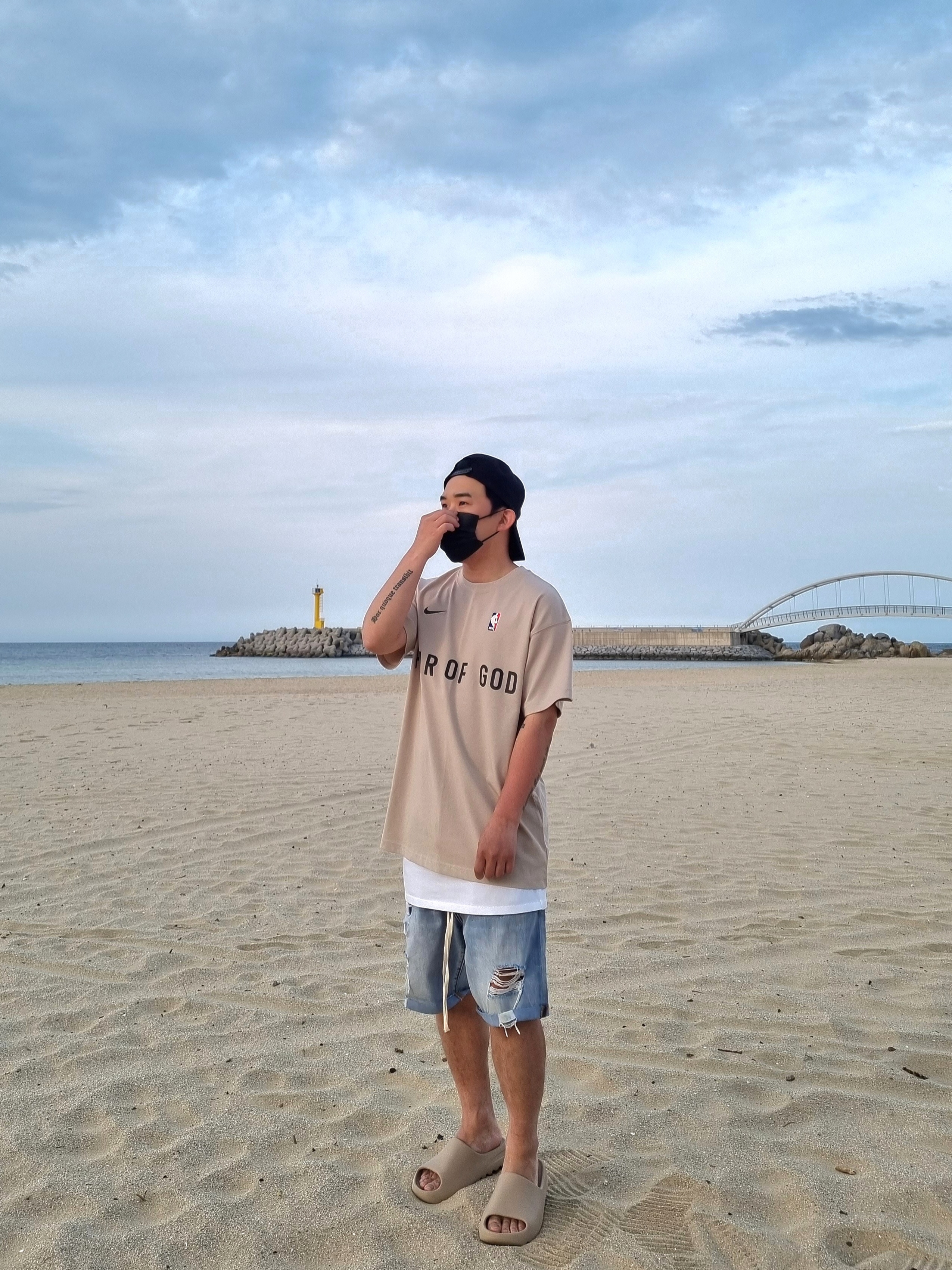 Adidas Yeezy Slide Pure - Re-Release Ver., Nike x Fear of God Warm Up T-Shirt Oatmeal 착용 스타일