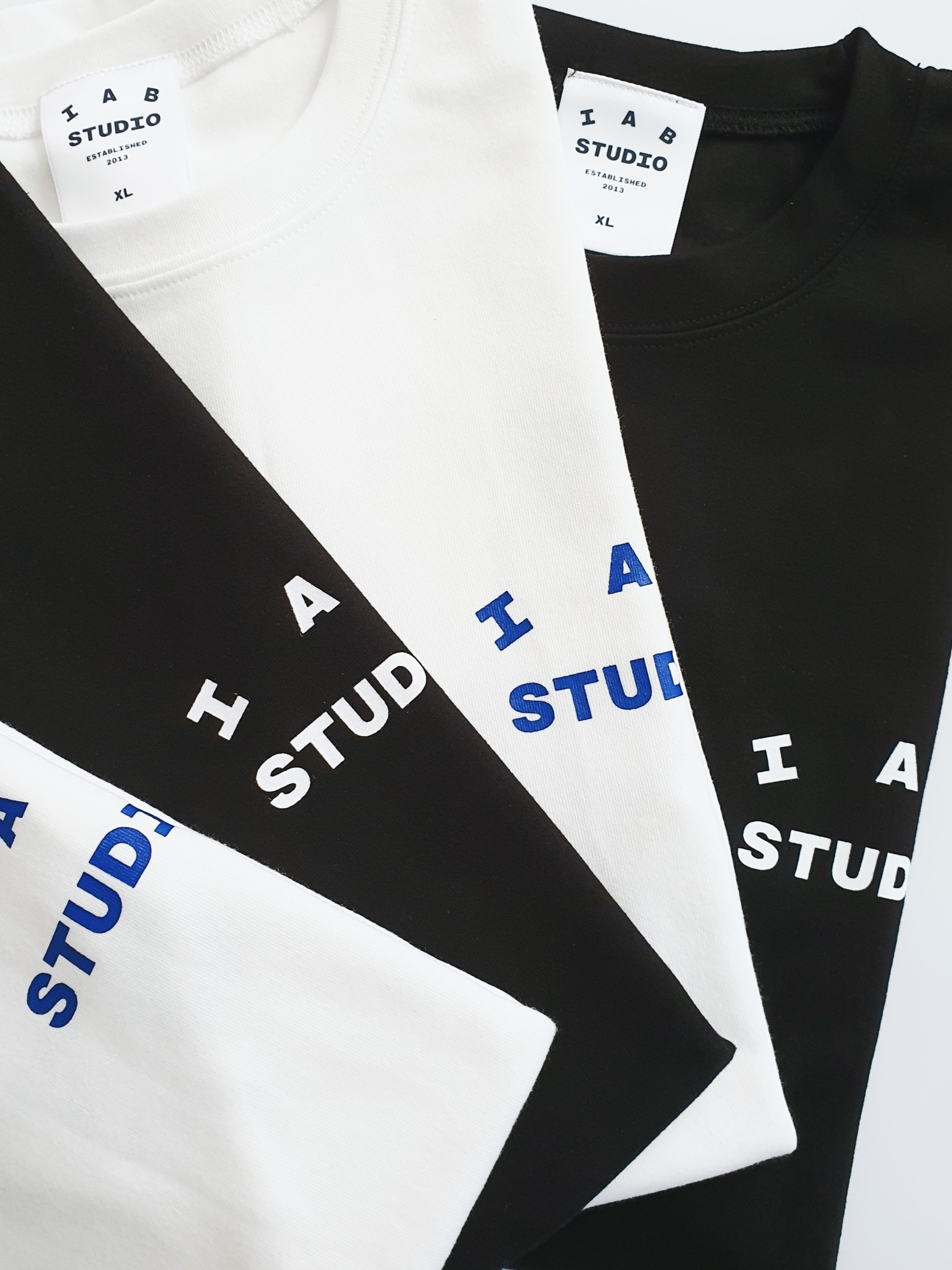 IAB Studio 10th Anniversary T-Shirts Pack White & Black (2 Pack) 착용 스타일