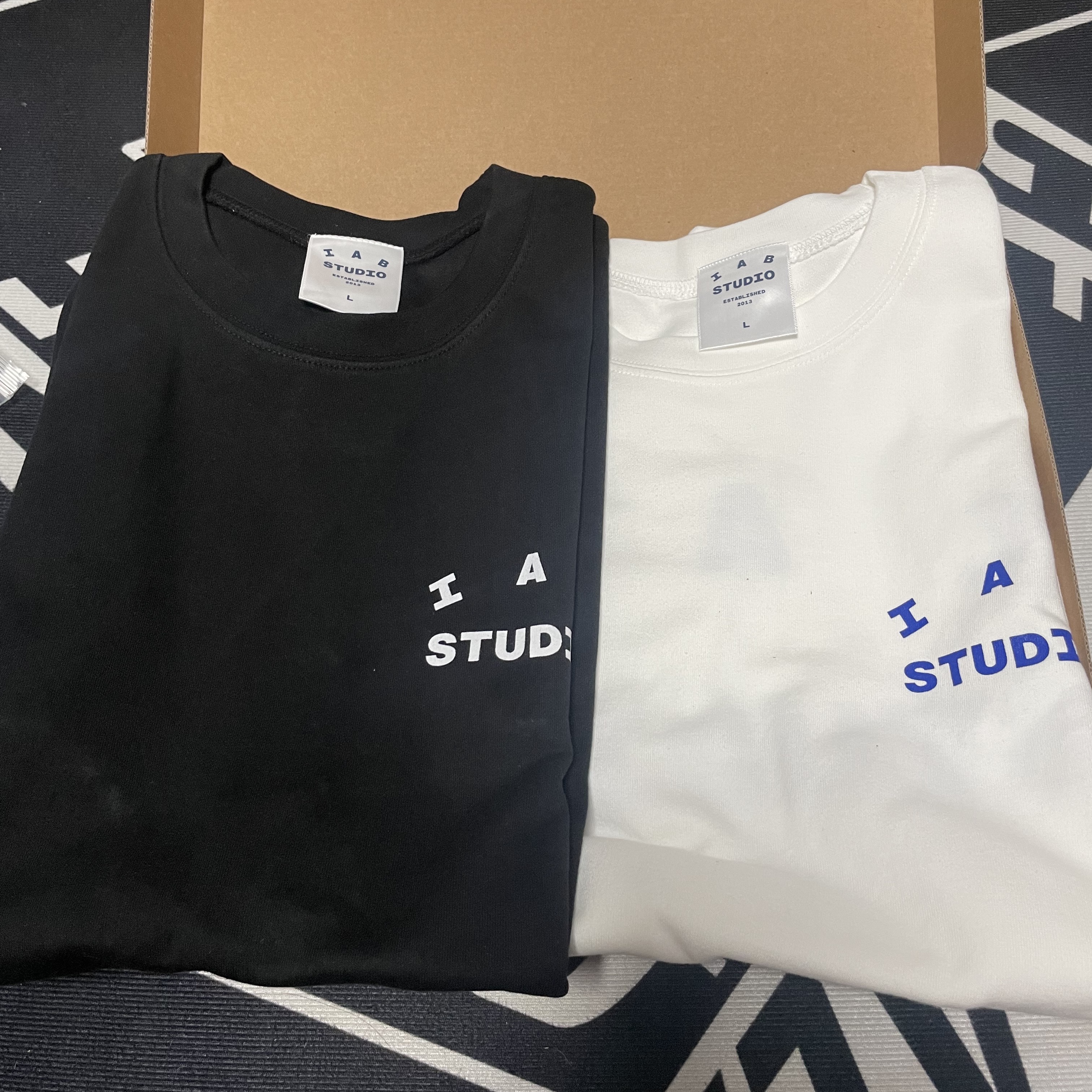 IAB Studio 10th Anniversary T-Shirts Pack White & Black (2 Pack) 착용 스타일 - 2