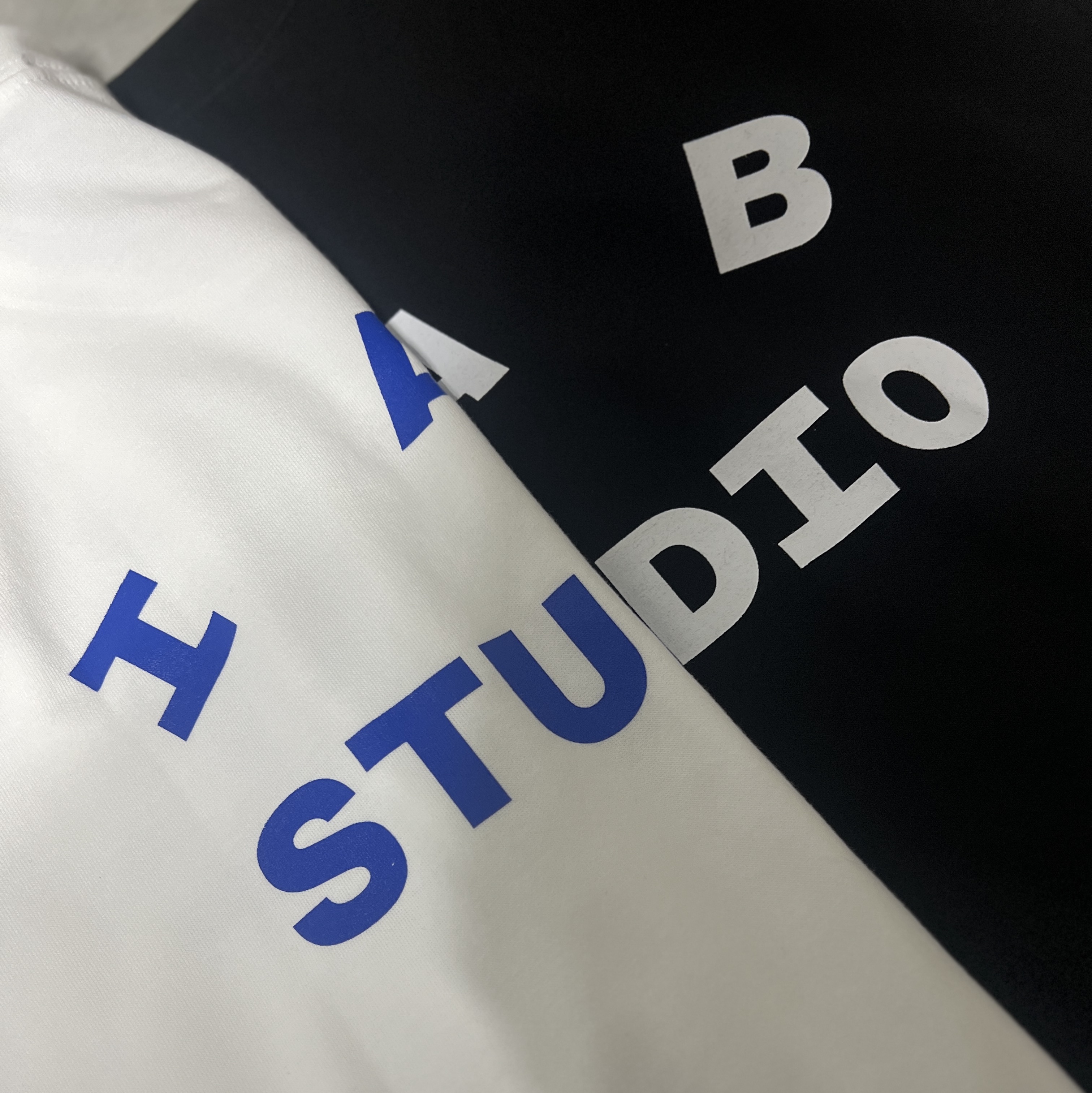 IAB Studio 10th Anniversary T-Shirts Pack White & Black (2 Pack) 착용 스타일