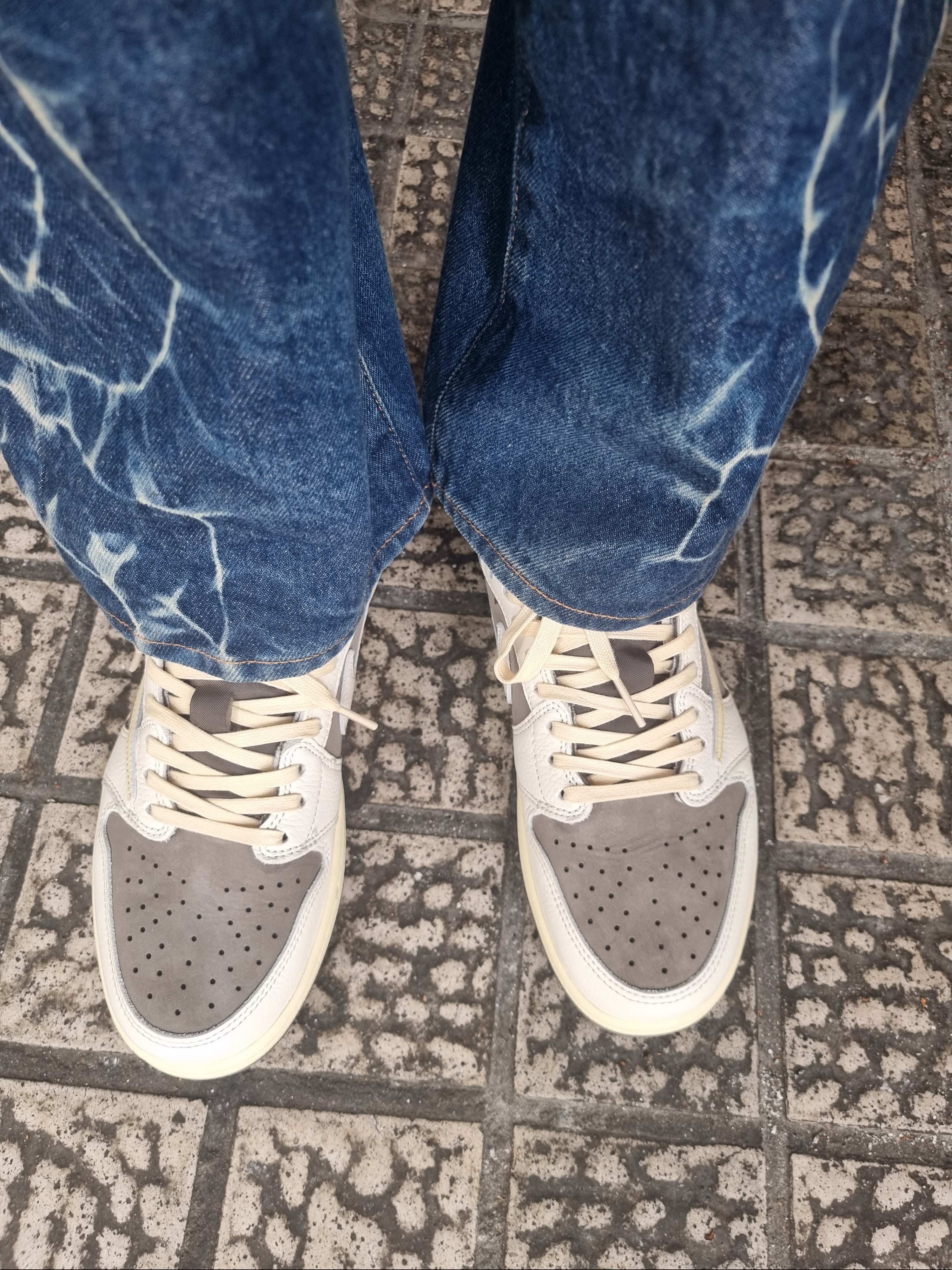 Jordan 1 x Travis Scott Retro Low OG SP Sail and Ridgerock 착용 스타일 - 2